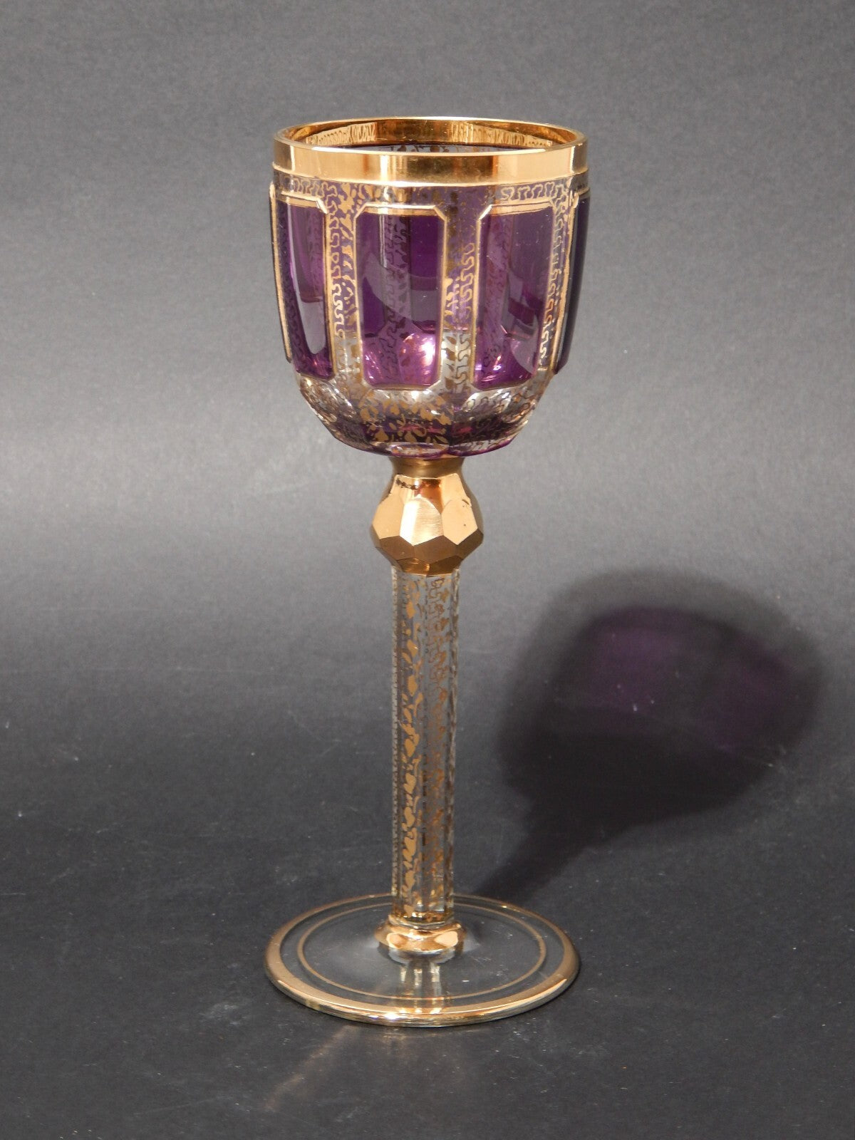 PREZIOSO ANTICO BICCHIERE CALICE CRISTALLO MOSER MOLATO DORATO COLOR AMETISTA