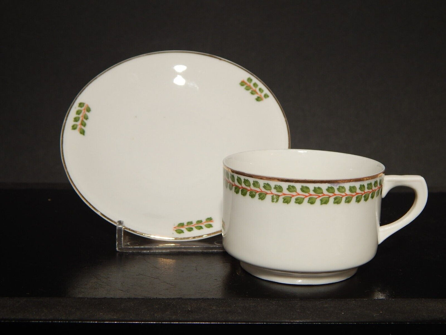 ANTICA TAZZINA CAFFÈ PORCELLANA BIANCA GHIRLANDE PICCOLE FOGLIE VERDI difetto