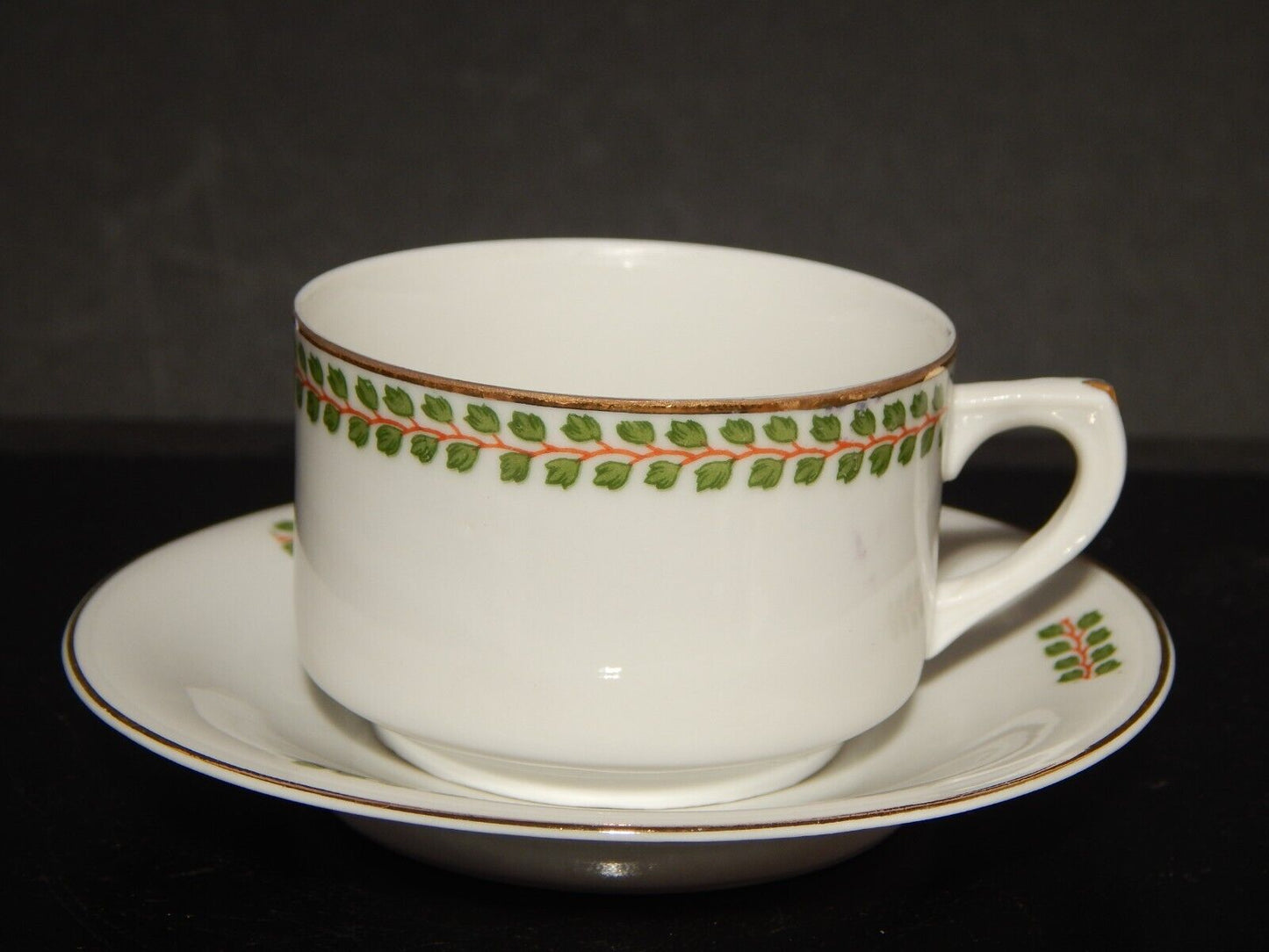 ANTICA TAZZINA CAFFÈ PORCELLANA BIANCA GHIRLANDE PICCOLE FOGLIE VERDI #1232