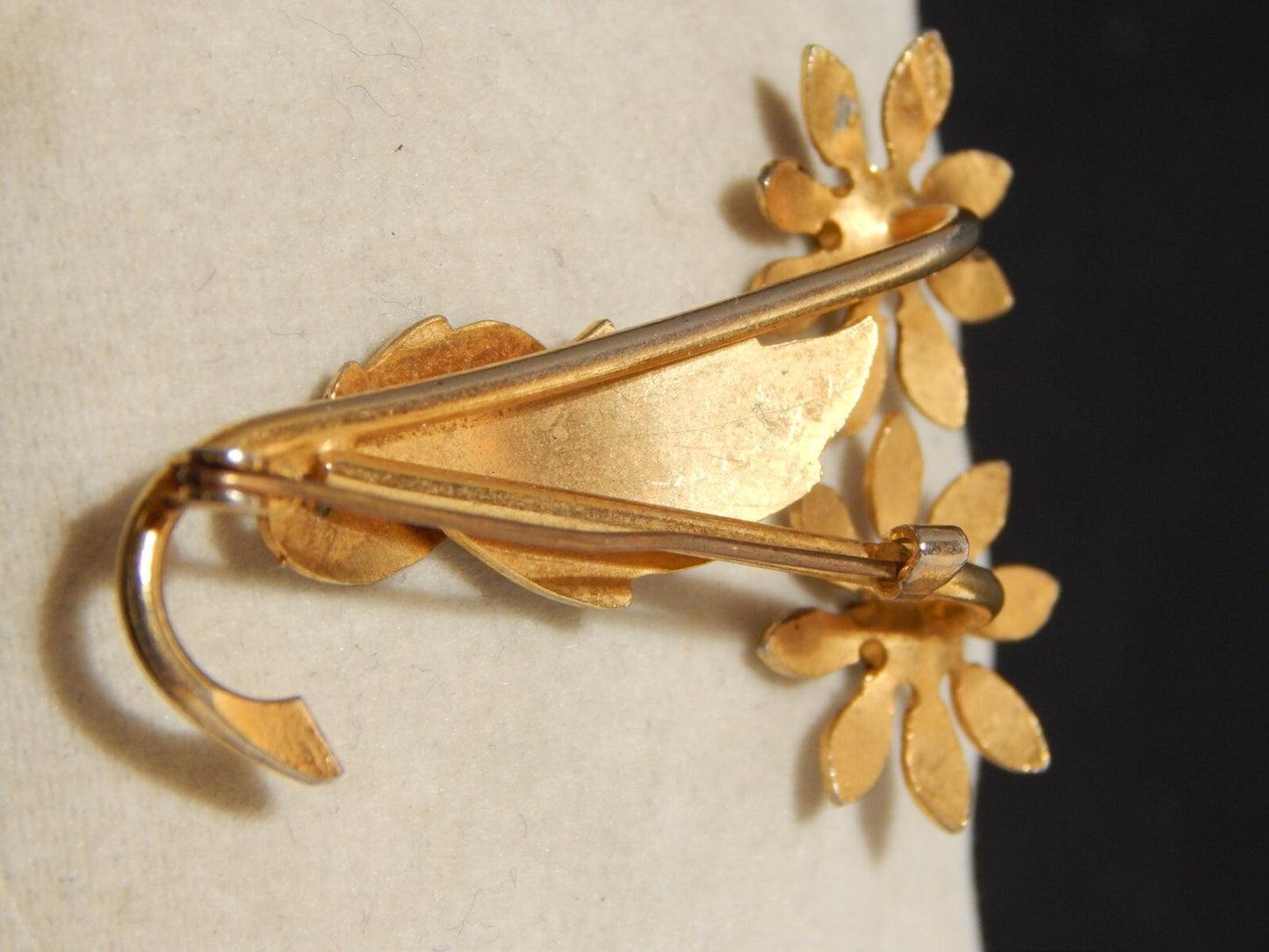 VINTAGE BIJOUX ELEGANTE SPILLA DORATA TEMA FLOREALE