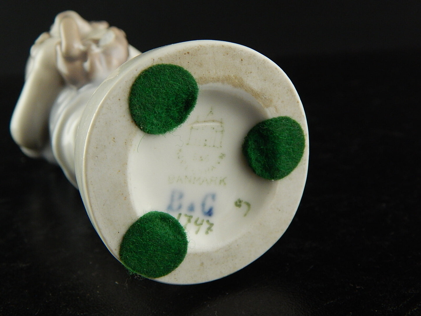 ROYAL COPENHAGEN BING&GRONDAHL STATUINA PORCELLANA RAGAZZO CON BASSOTTO DIFETTO