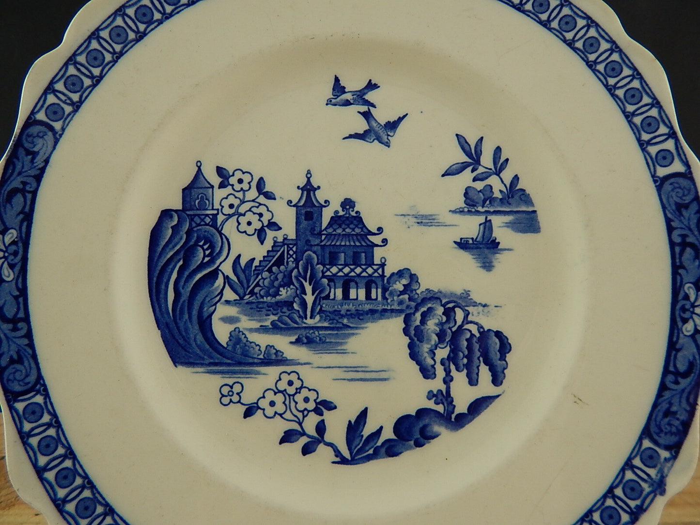 ANTICO PIATTO TORTA CERAMICA INGLESE BY MYOTT & SONS PAGODA CM 23 BIANCO BLU