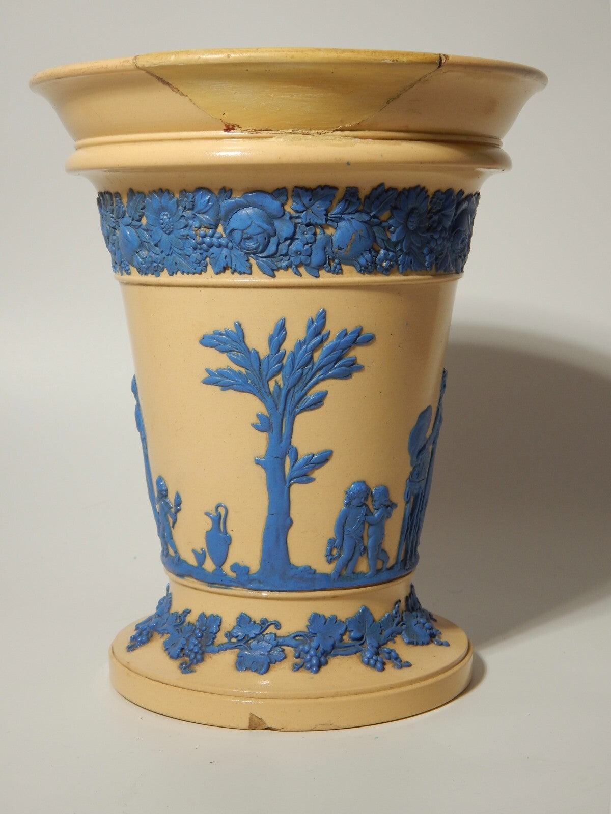 WEDGWOOD ANTICO VASO CERAMICA CREMA CON BASSORILIEVO CLASSICO IN JASPER AZZURRO