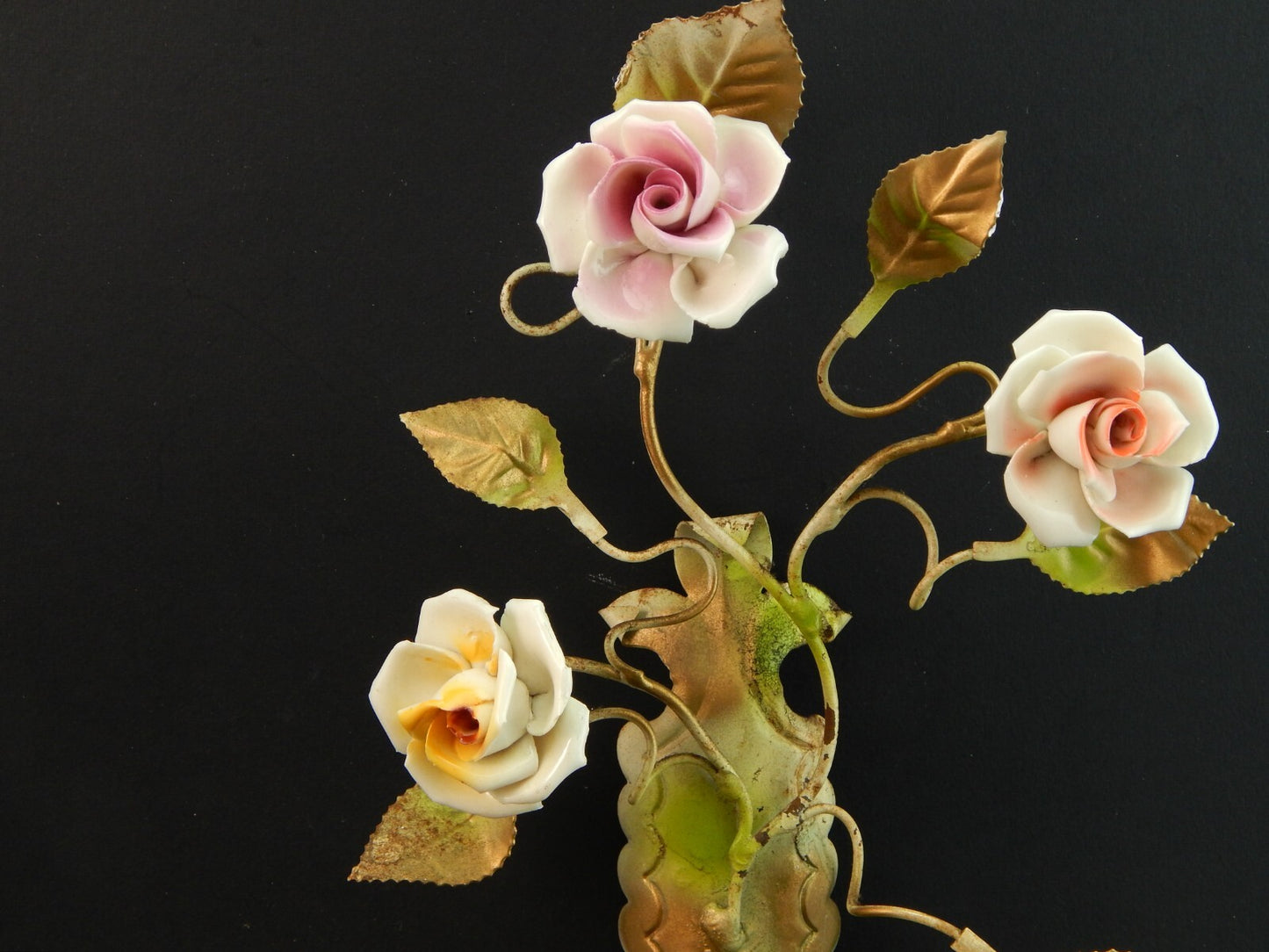 APPLIQUE A TRE FUOCHI ANTICA LIBERTY FERRO BATTUTO E ROSE CERAMICA POLICROME