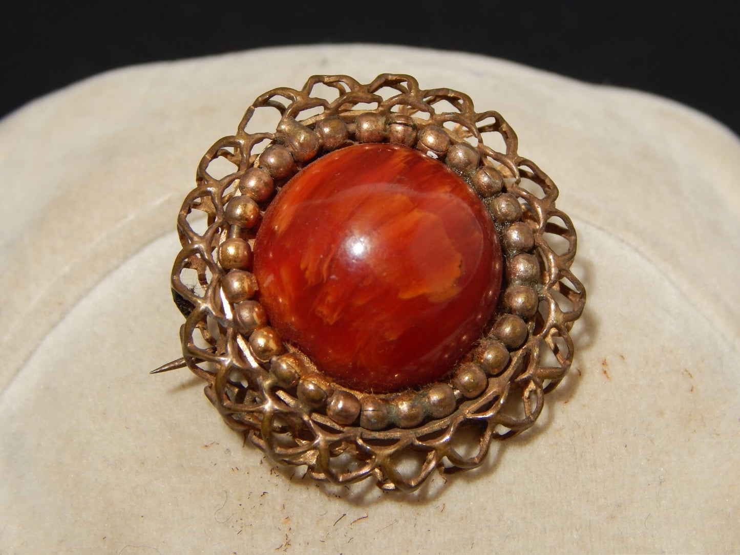 ANTICA SPILLA GIOIELLO IN OTTONE E AGATA ROSSA