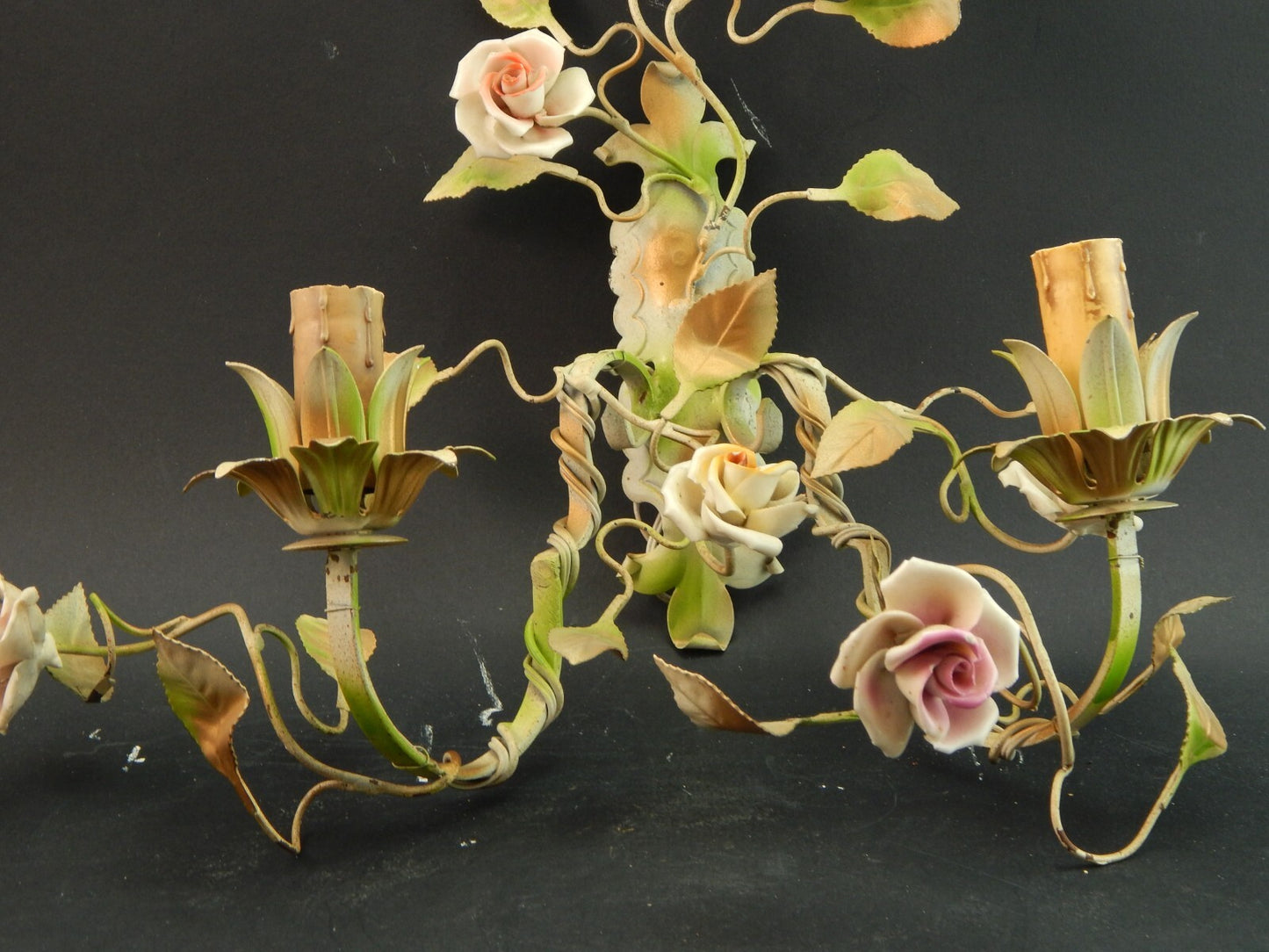 APPLIQUE DUE FUOCHI ANTICA LIBERTY FERRO BATTUTO E ROSE CERAMICA POLICROME