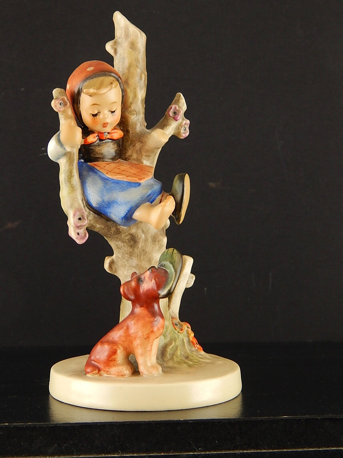VINTAGE RARA STATUINA PORCELLANA GOEBEL HUMMEL BAMBINA SULL'ALBERO CON CANE