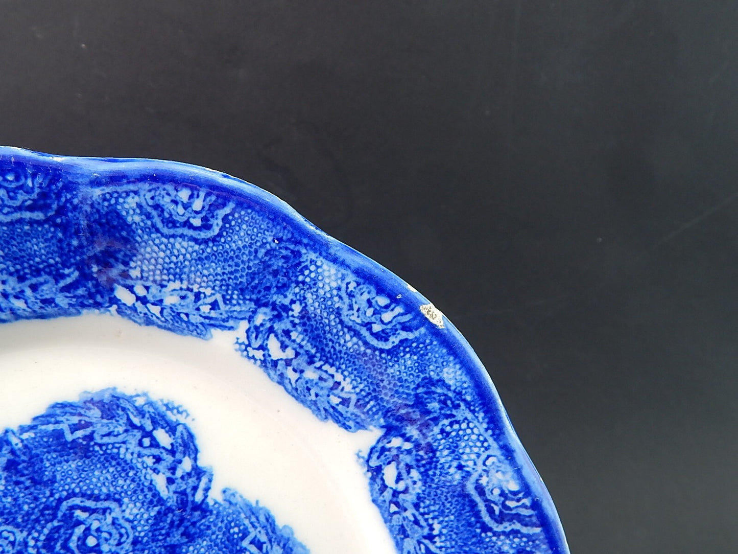 ANTIQUARIATO PIATTO CERAMICA MONDOVÌ META' 1800 BIANCO BLU PIZZO DECORO TAMPONE