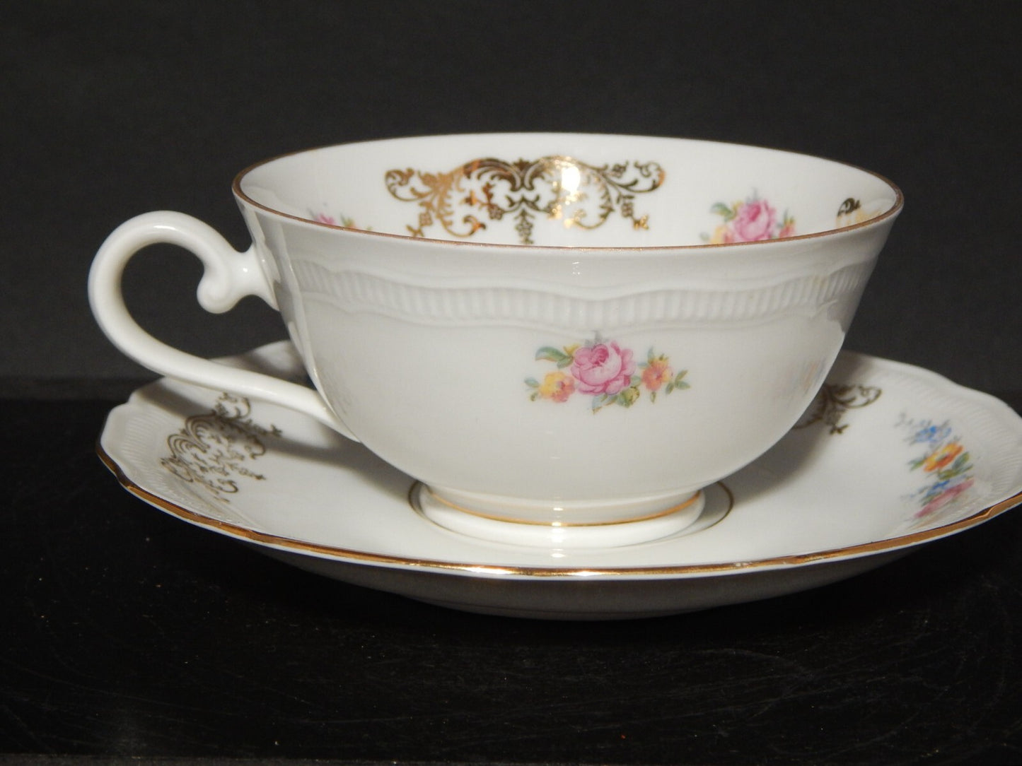 ANTICA TAZZA TE' PORCELLANA BIANCA FIORI E ARABESCHI ORO BAVARIA SELTMANN RENATE