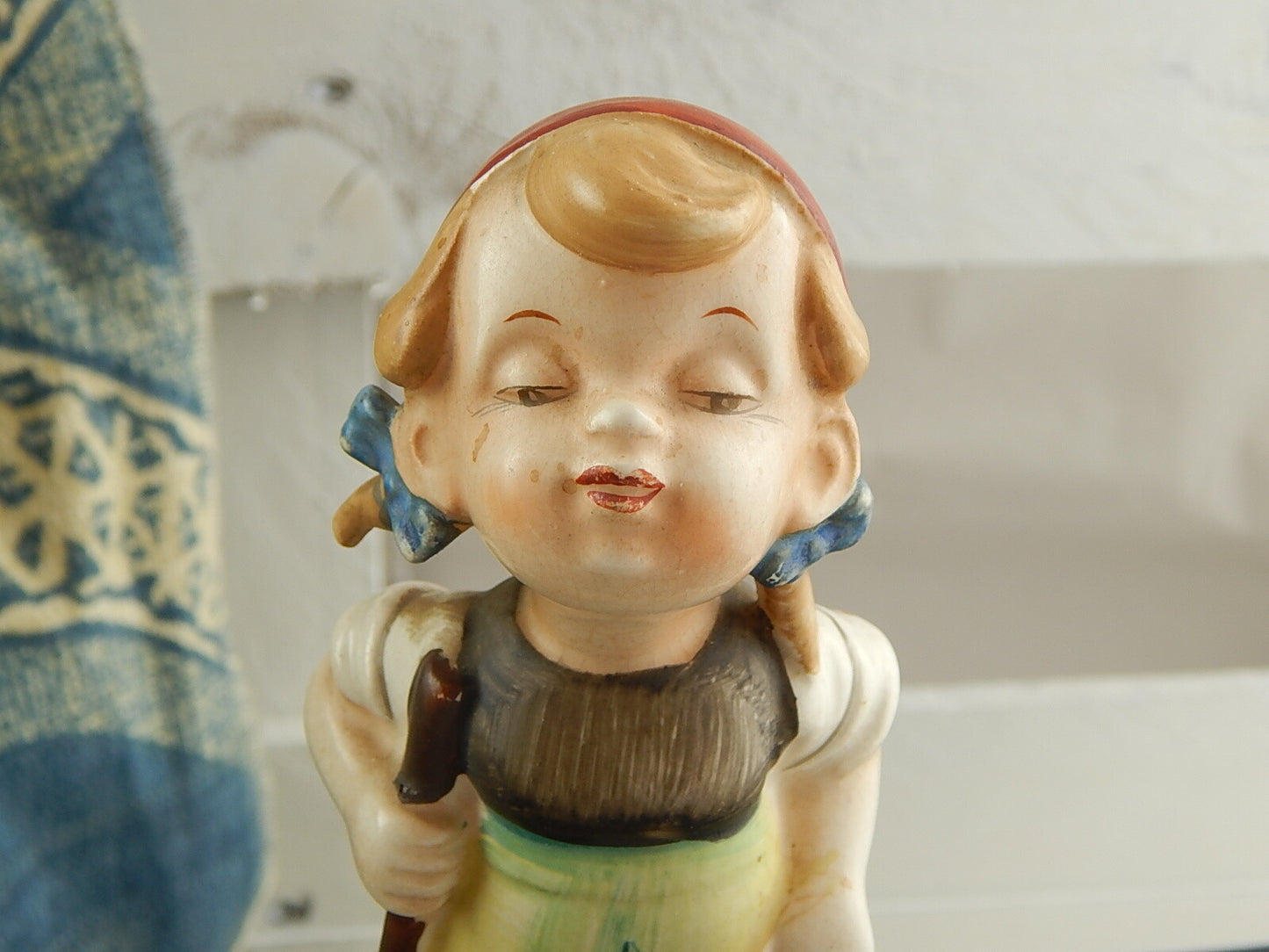 INTROVABILE STILE HUMMEL STATUINA CERAMICA BAMBINA CON SCOPA 1956 L&M COPYRIGHT