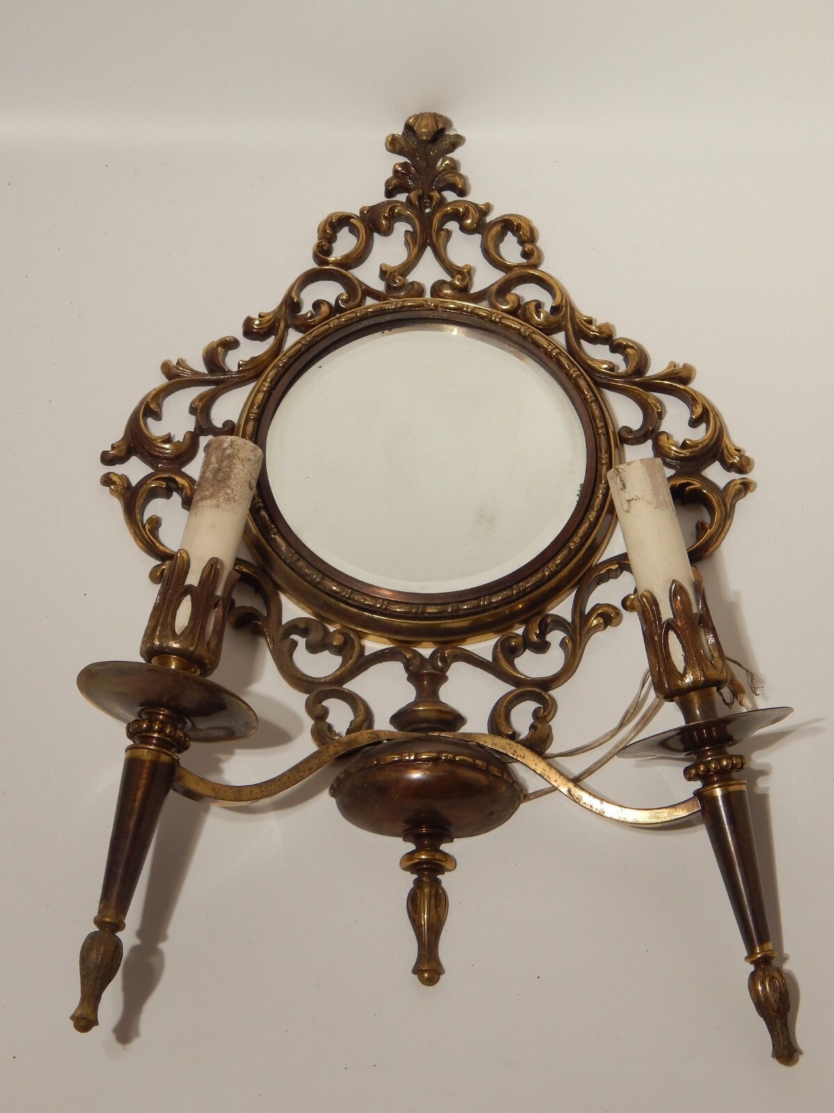 ANTICA APPLIQUE 2 FUOCHI CON CORNICE STILE BAROCCO OTTONE O BRONZO E SPECCHIO