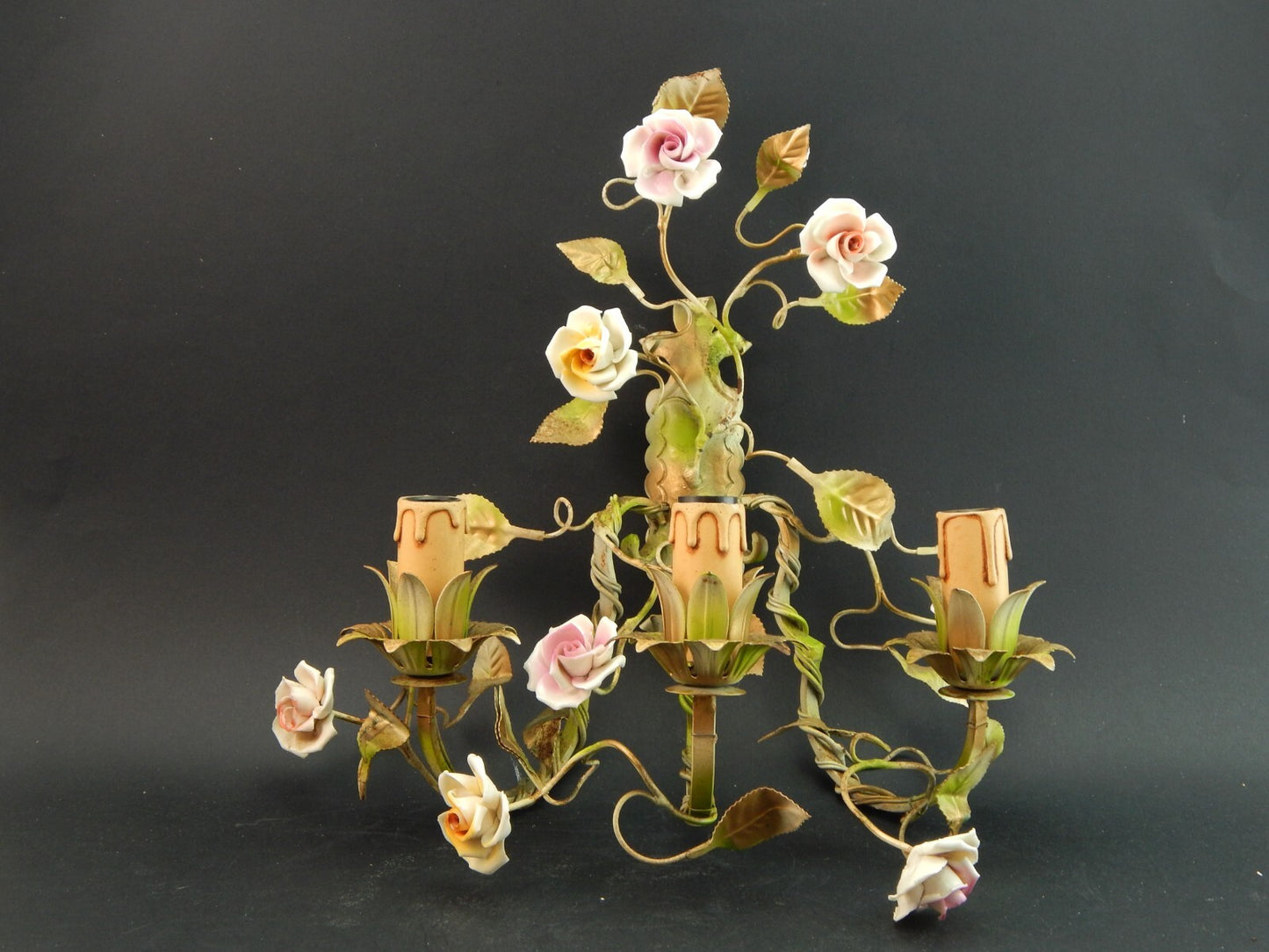 APPLIQUE A TRE FUOCHI ANTICA LIBERTY FERRO BATTUTO E ROSE CERAMICA POLICROME