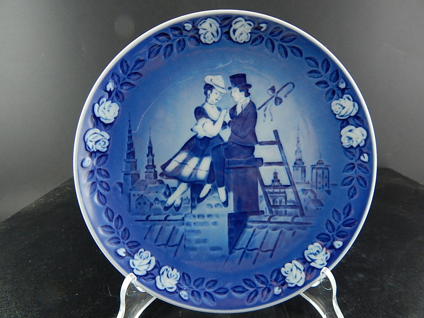 ROYAL COPENHAGEN H.C.ANDERSEN PIATTO PORCELLANA PASTORELLA E SPAZZACAMINO 1986