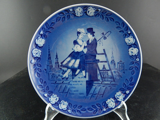 ROYAL COPENHAGEN H.C.ANDERSEN PIATTO PORCELLANA PASTORELLA E SPAZZACAMINO 1986