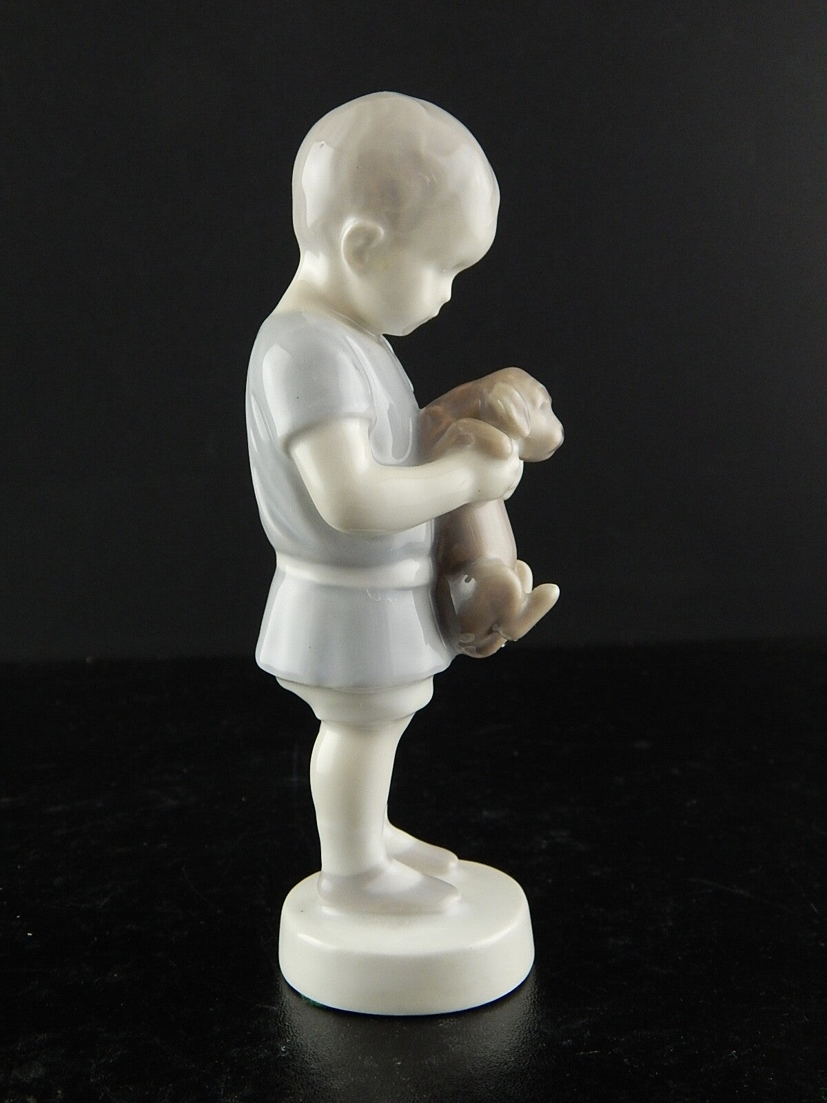 ROYAL COPENHAGEN BING&GRONDAHL STATUINA PORCELLANA RAGAZZO CON BASSOTTO DIFETTO