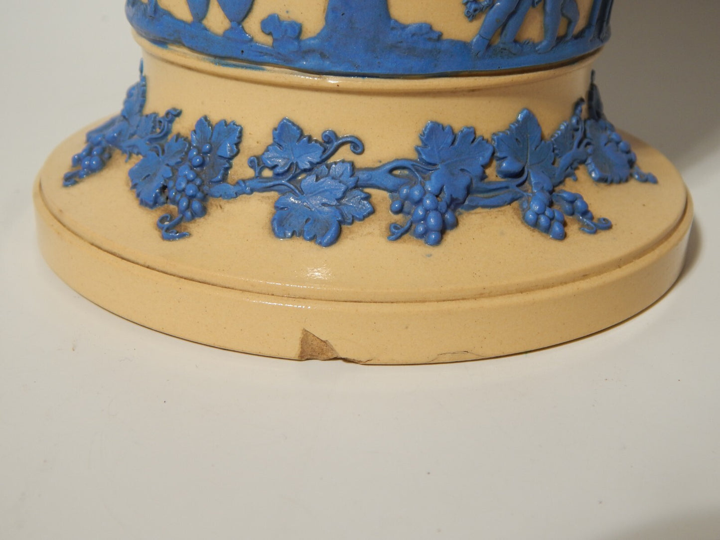 WEDGWOOD ANTICO VASO CERAMICA CREMA CON BASSORILIEVO CLASSICO IN JASPER AZZURRO