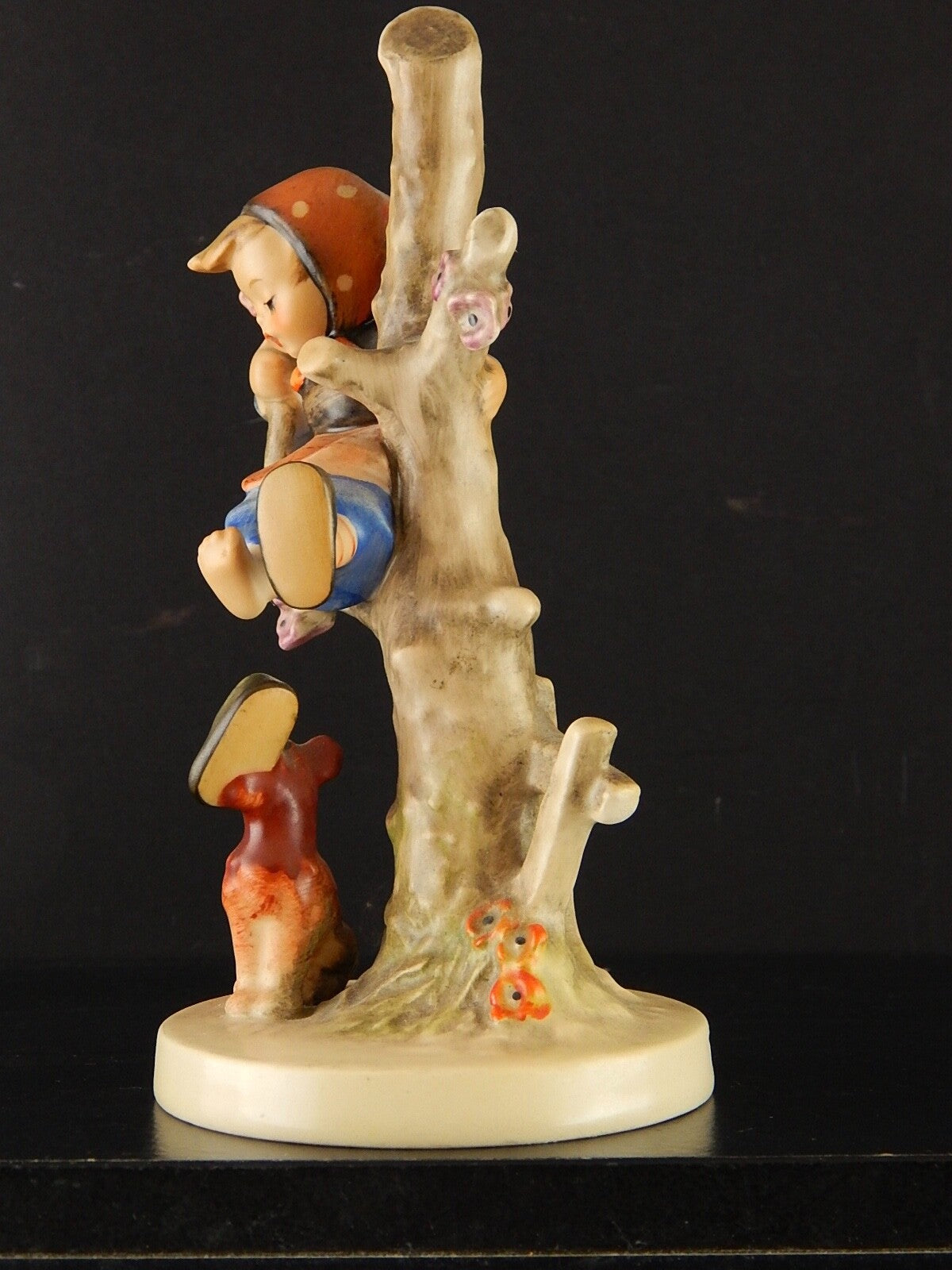 VINTAGE RARA STATUINA PORCELLANA GOEBEL HUMMEL BAMBINA SULL'ALBERO CON CANE