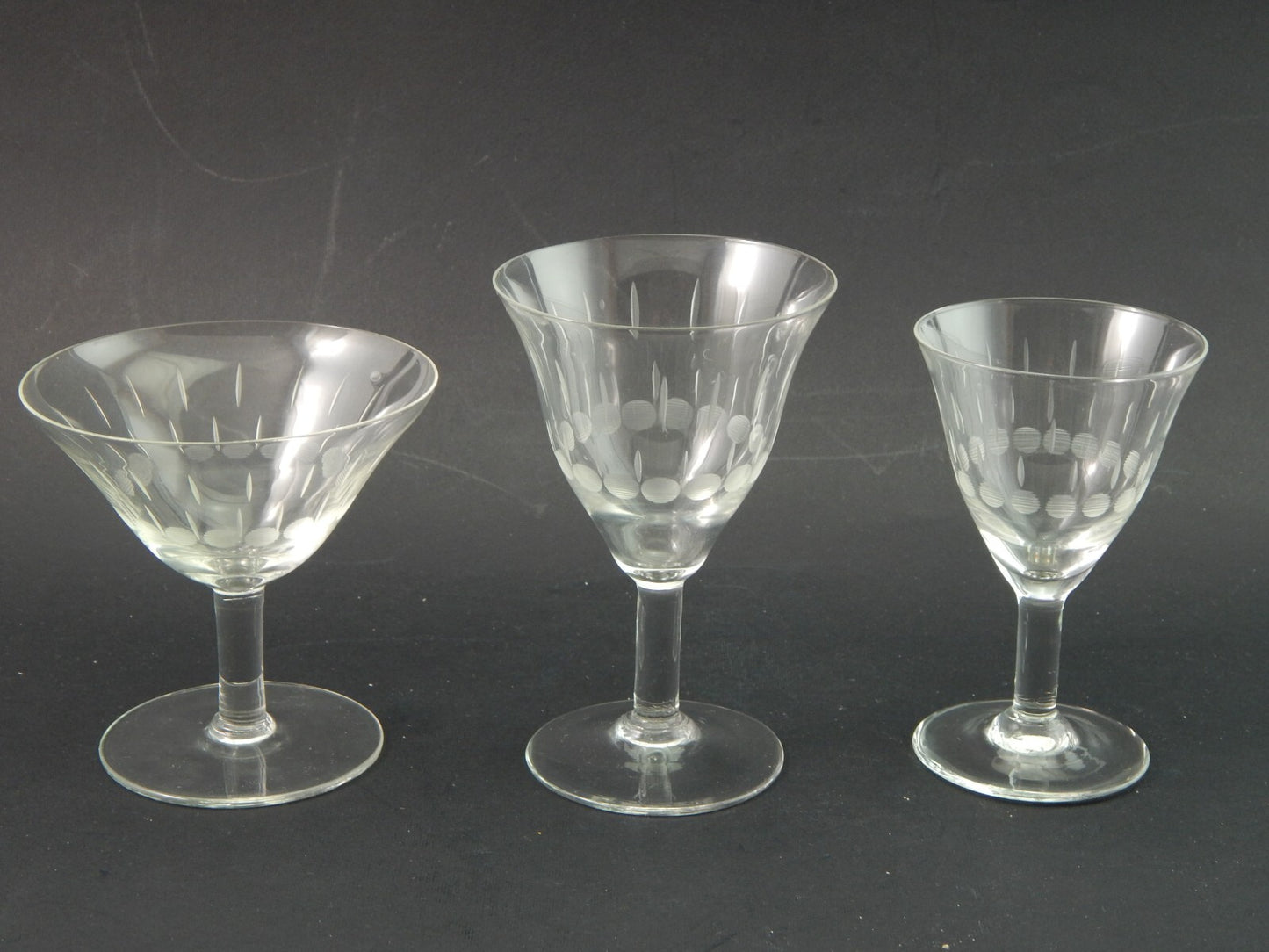 ANTICO ELEGANTE RARO ART DECO SERVIZIO 18 CALICI CRISTALLO MOLATO E INCISO