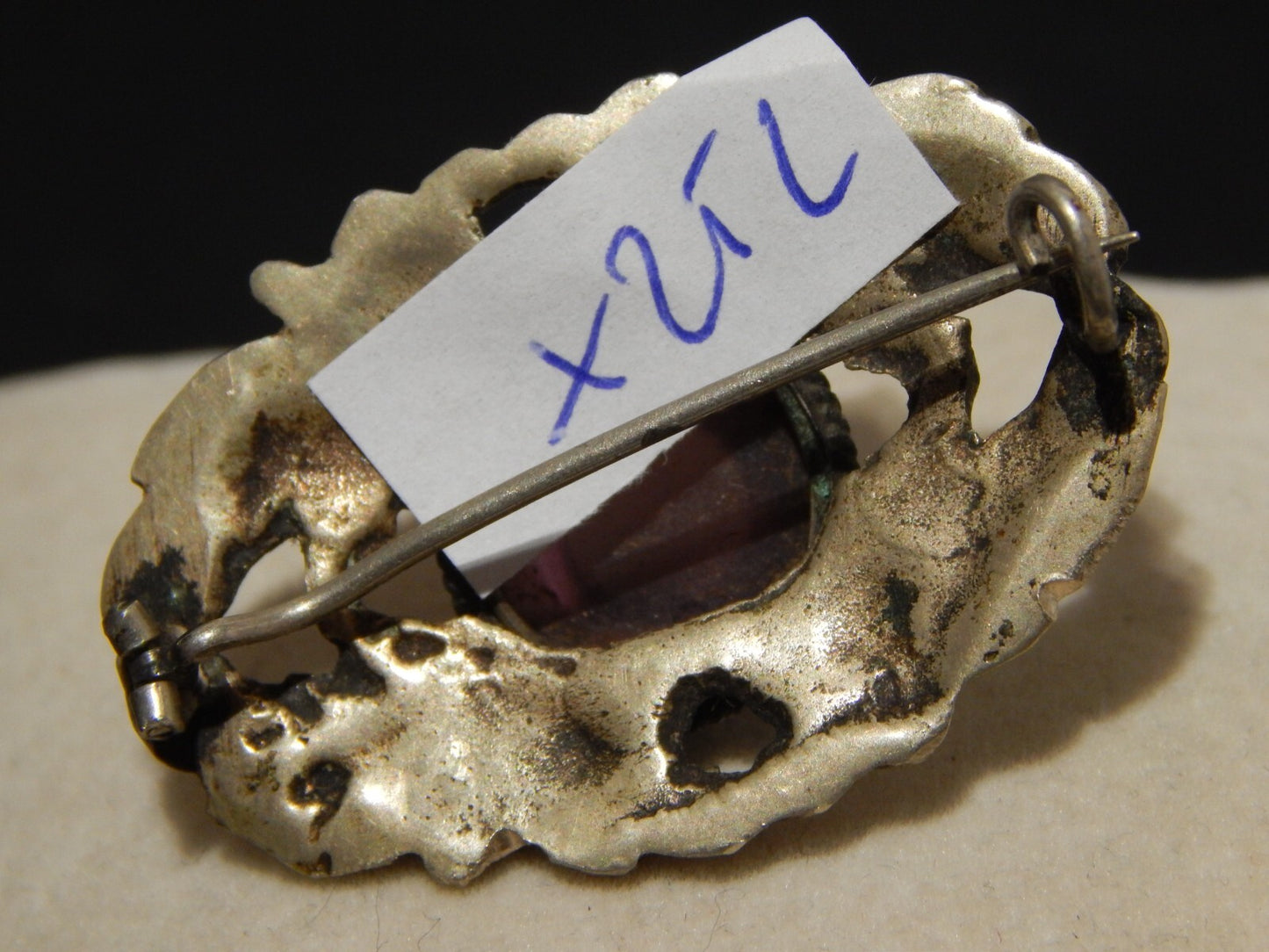 ANTICA SPILLA ART DECO ARGENTATA CON CRISTALLO COLOR AMETISTA