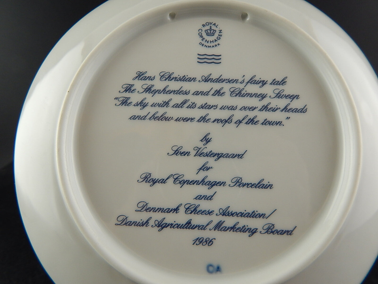 ROYAL COPENHAGEN H.C.ANDERSEN PIATTO PORCELLANA PASTORELLA E SPAZZACAMINO 1986