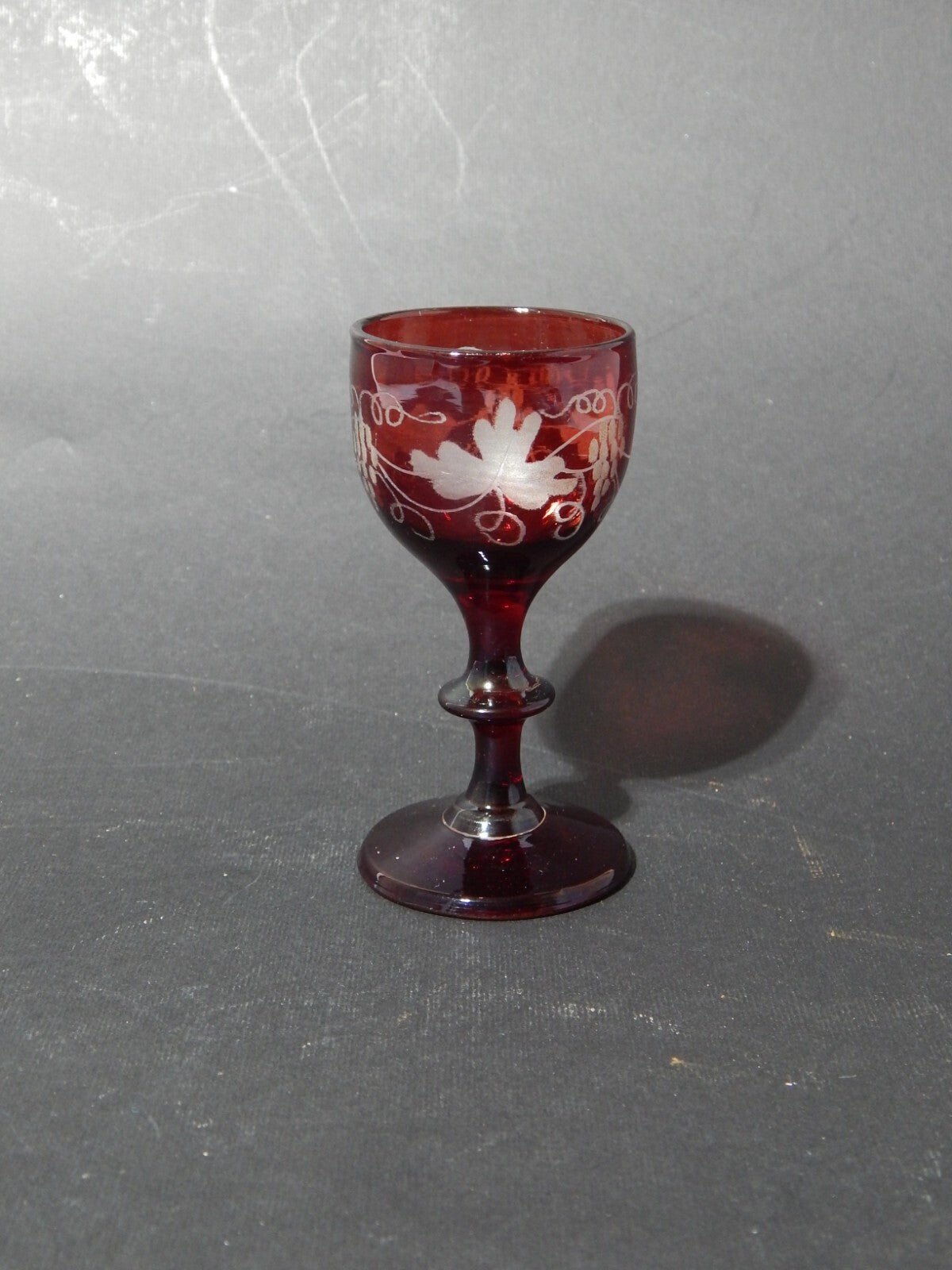 ANTICO BICCHIERE PICCOLO CALICE CRISTALLO BOEMIA ROSSO RUBINO INCISO ALL'ACIDO