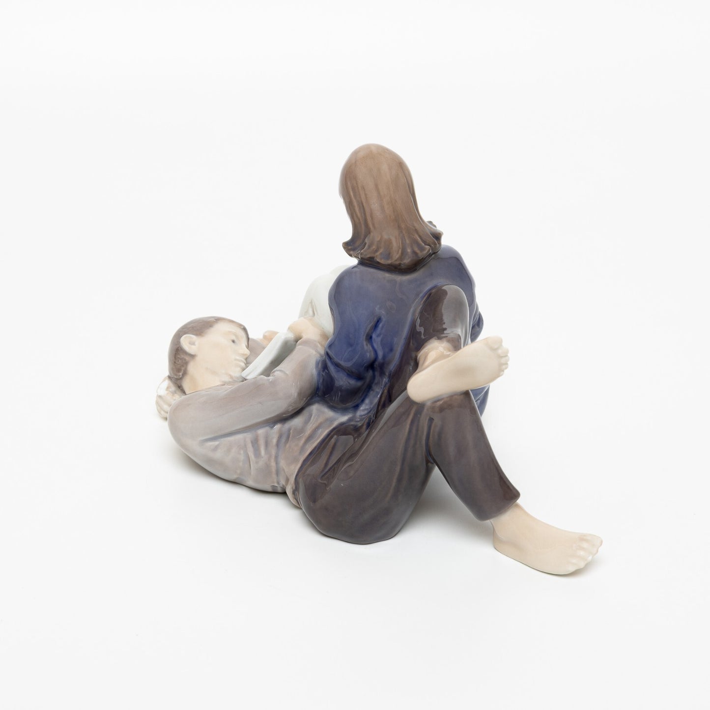 STATUINA PORCELLANA ROYAL COPENHAGEN "Ragazzi Leggono " COD 4649 11x18x11 DIFETT