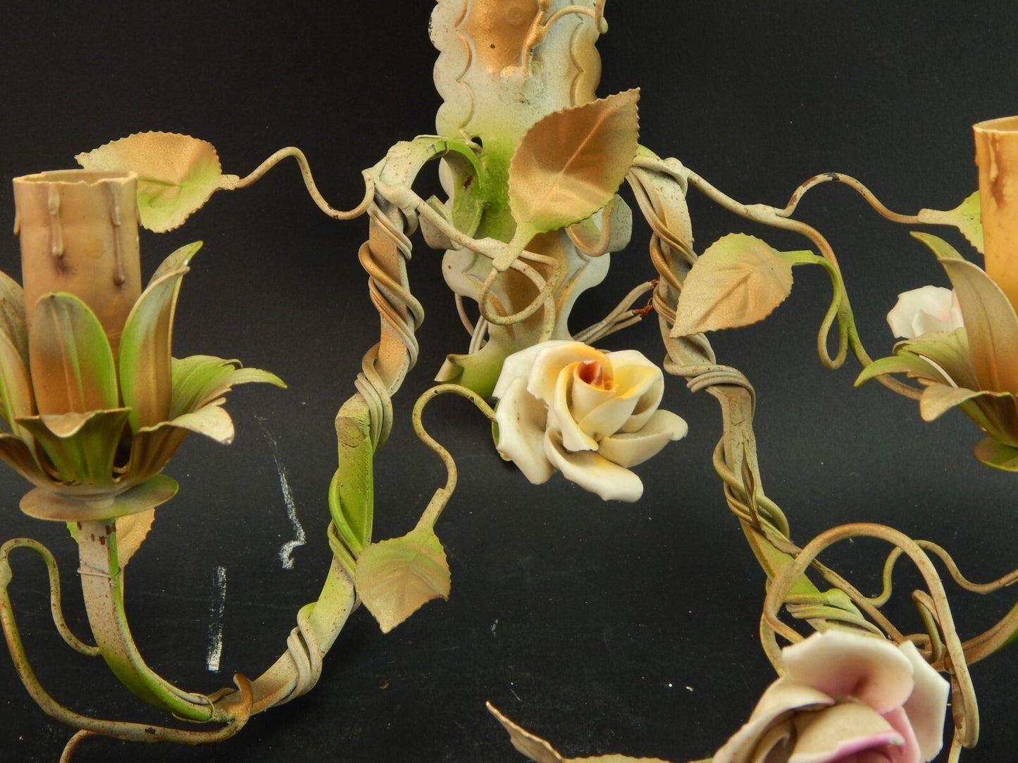 APPLIQUE DUE FUOCHI ANTICA LIBERTY FERRO BATTUTO E ROSE CERAMICA POLICROME