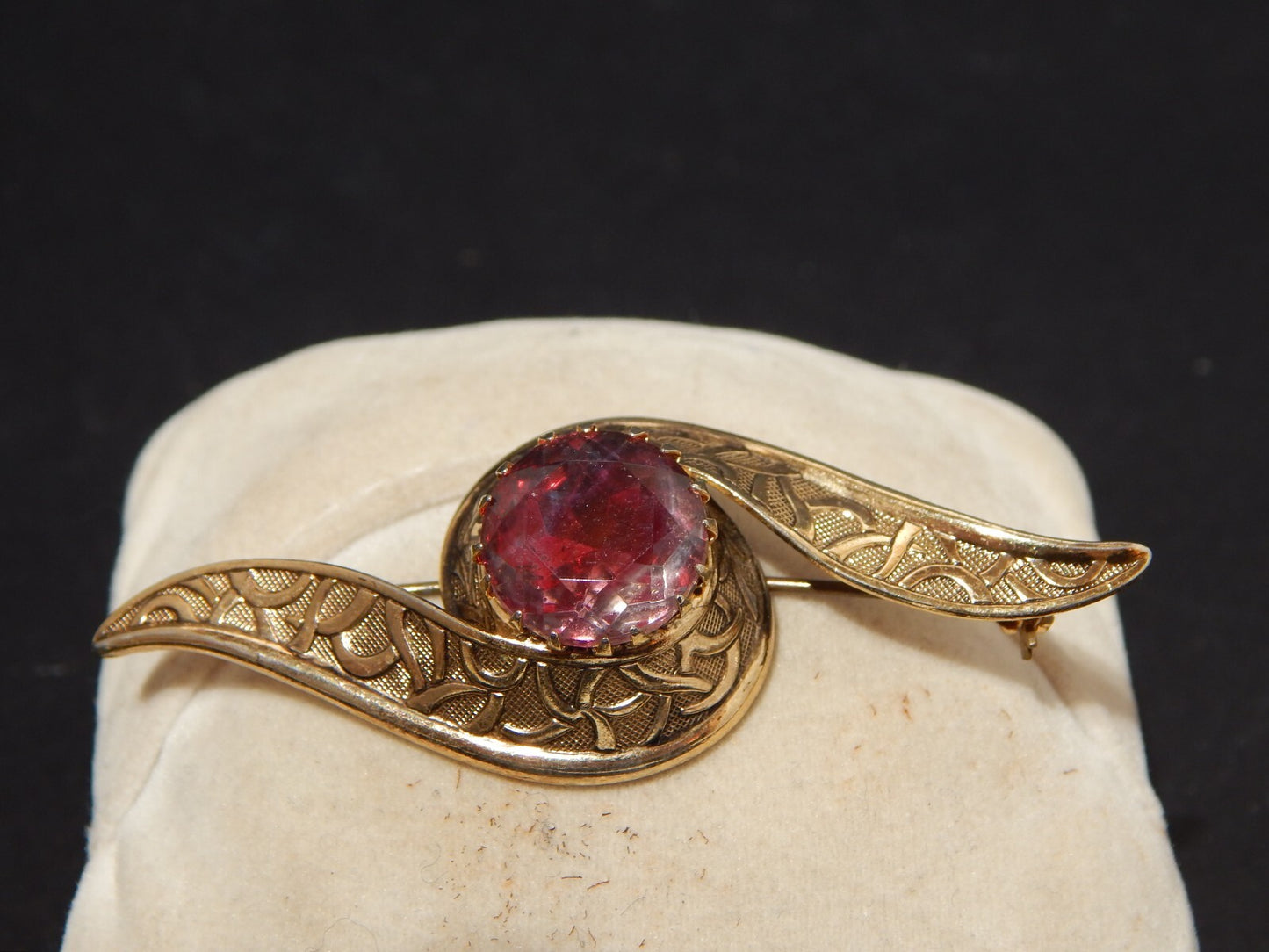 ANTICA SPILLA ART DECO CON DORATURA E CRISTALLO COLOR AMETISTA