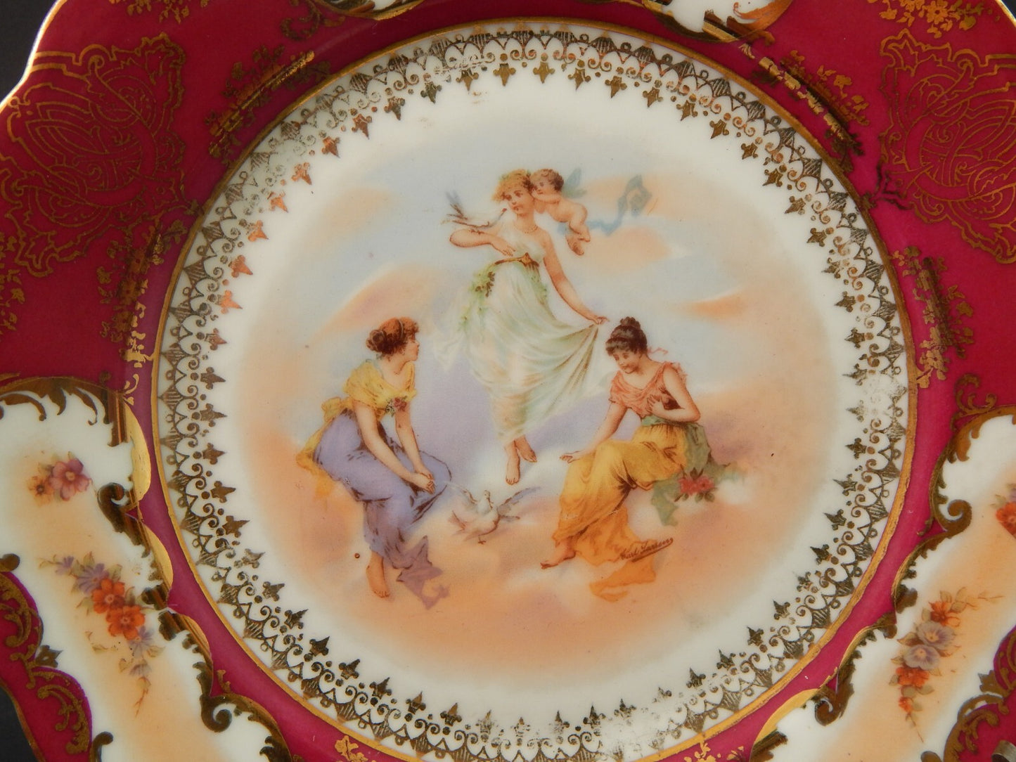 ANTICO PREZIOSO PIATTO DECORATIVO ROMANTICO PORCELLANA VIENNA ROSSO E ORO