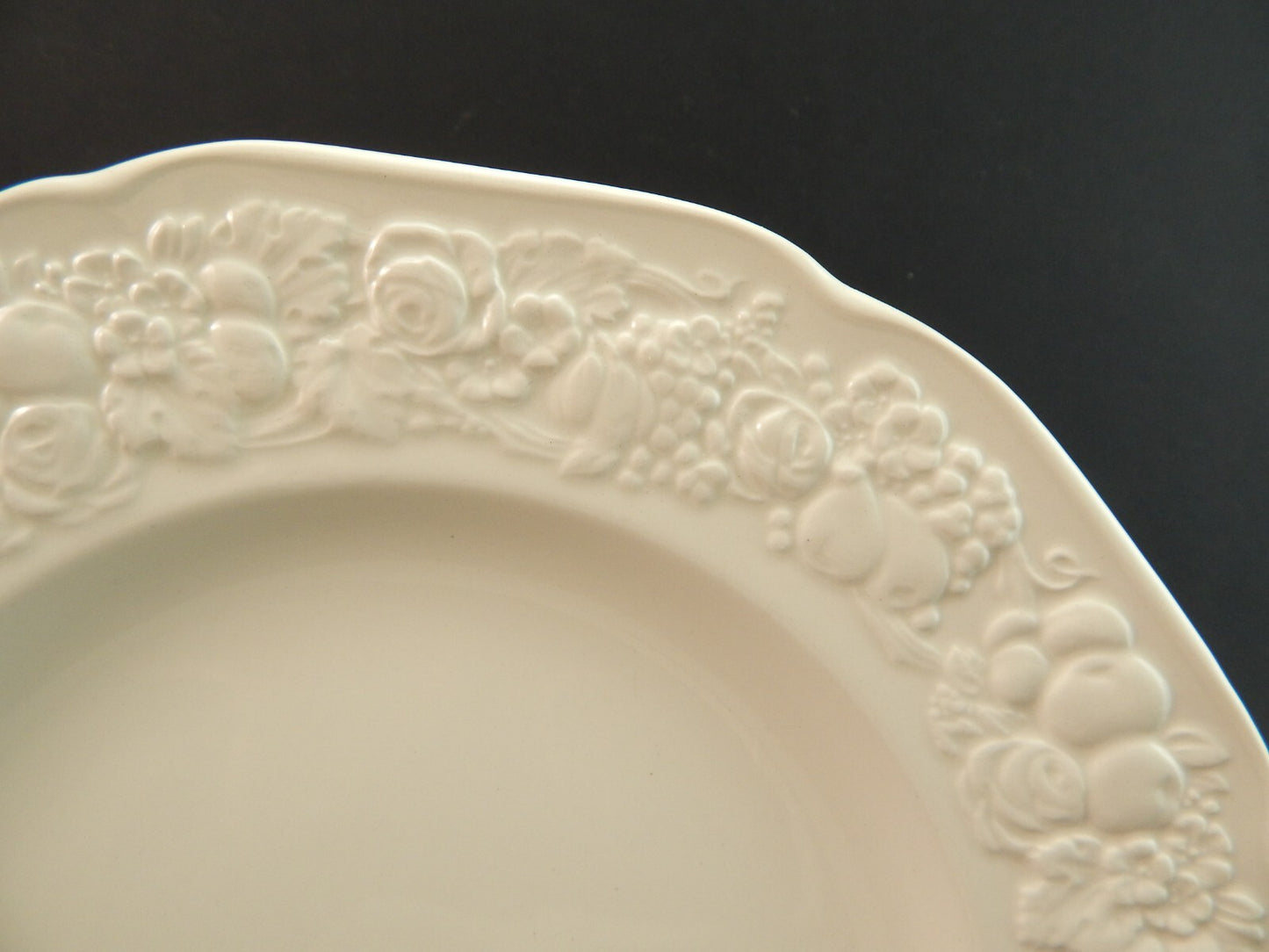 VINTAGE PIATTO CERAMICA BIANCA BARBOTINE CROWN DUCAL A. G. RICHARDSON