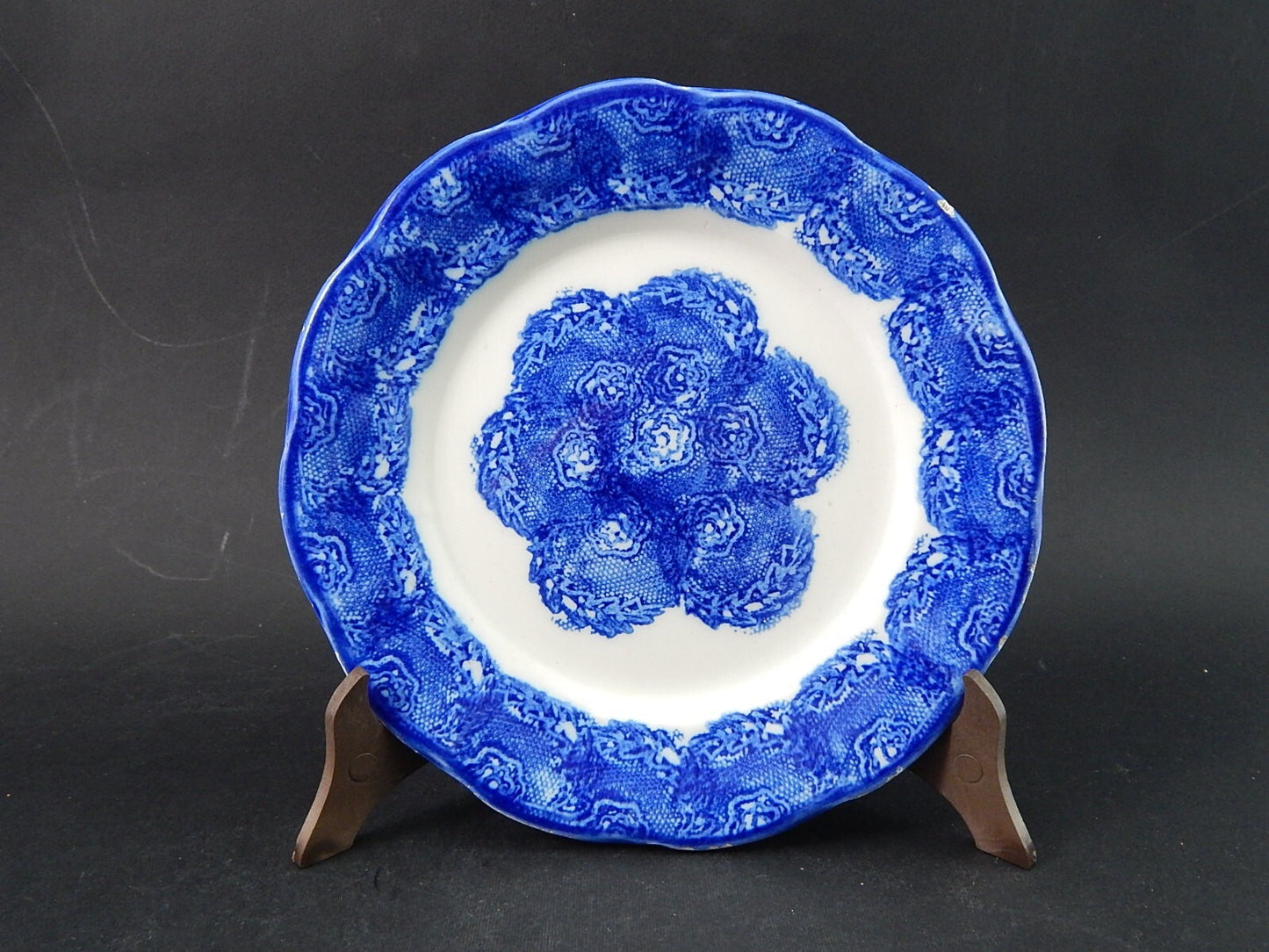 ANTIQUARIATO PIATTO CERAMICA MONDOVÌ META' 1800 BIANCO BLU PIZZO DECORO TAMPONE