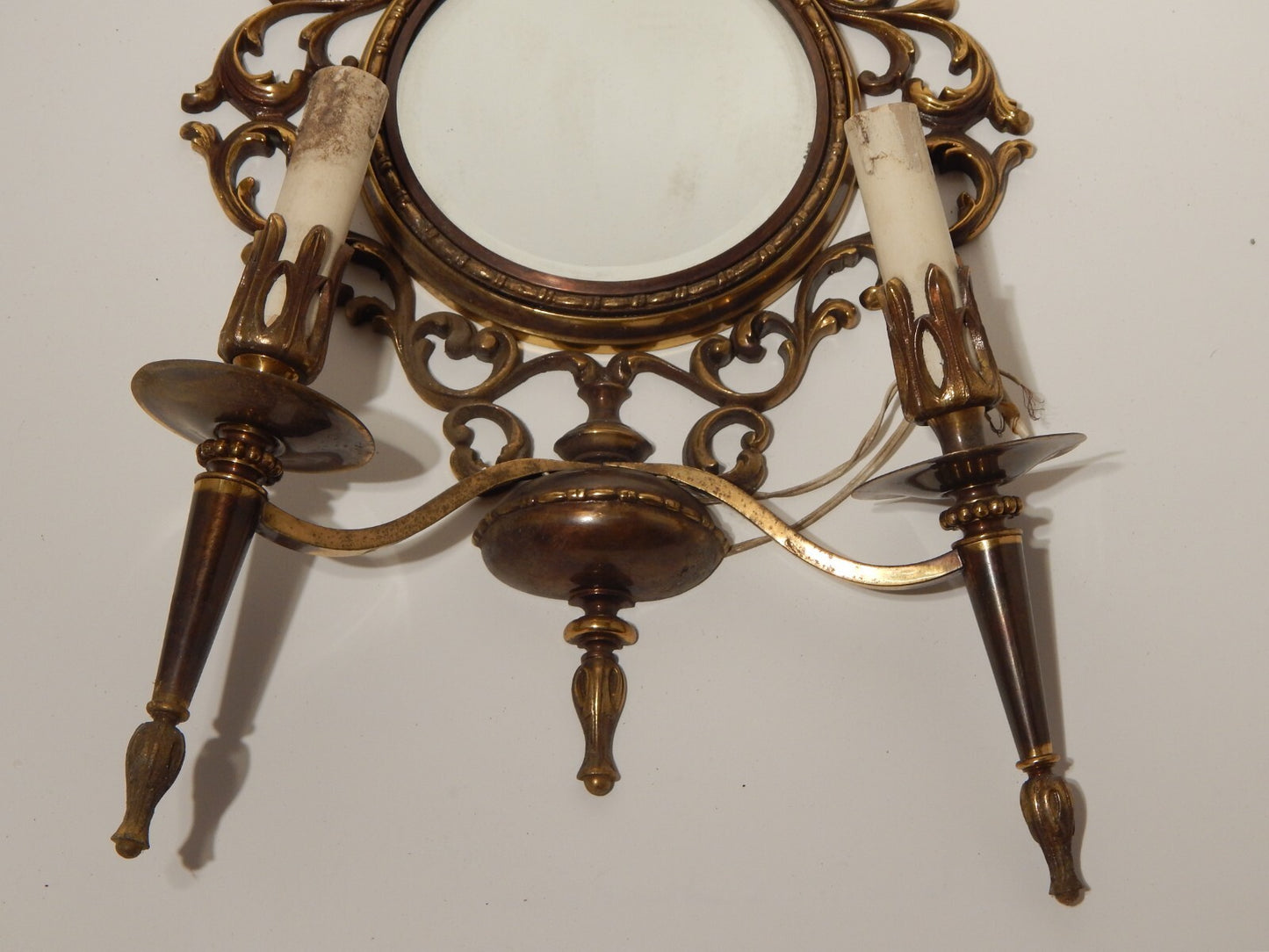 ANTICA APPLIQUE 2 FUOCHI CON CORNICE STILE BAROCCO OTTONE O BRONZO E SPECCHIO