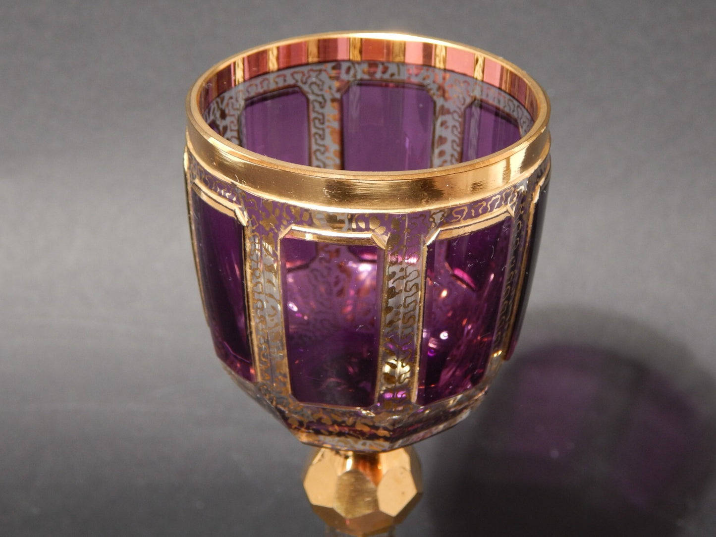PREZIOSO ANTICO BICCHIERE CALICE CRISTALLO MOSER MOLATO DORATO COLOR AMETISTA