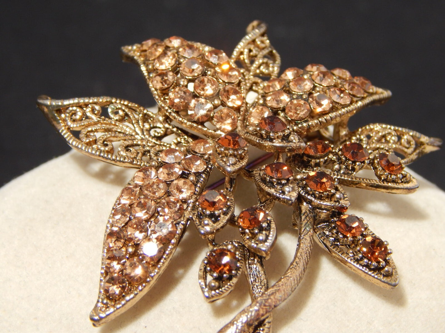 VINTAGE BIJOUX ELEGANTE SPILLA A FIORE CON CRISTALLI META' 900