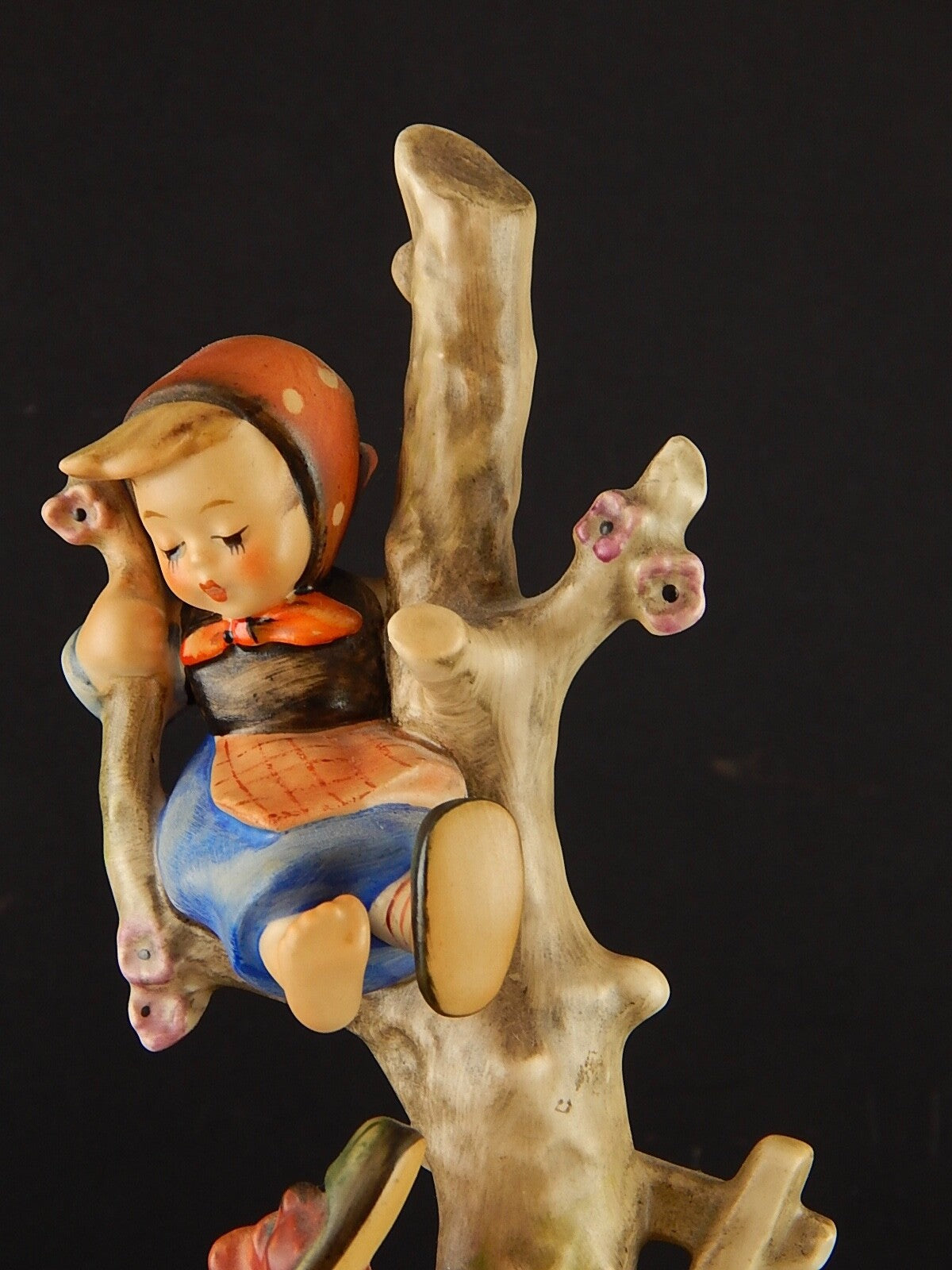 VINTAGE RARA STATUINA PORCELLANA GOEBEL HUMMEL BAMBINA SULL'ALBERO CON CANE