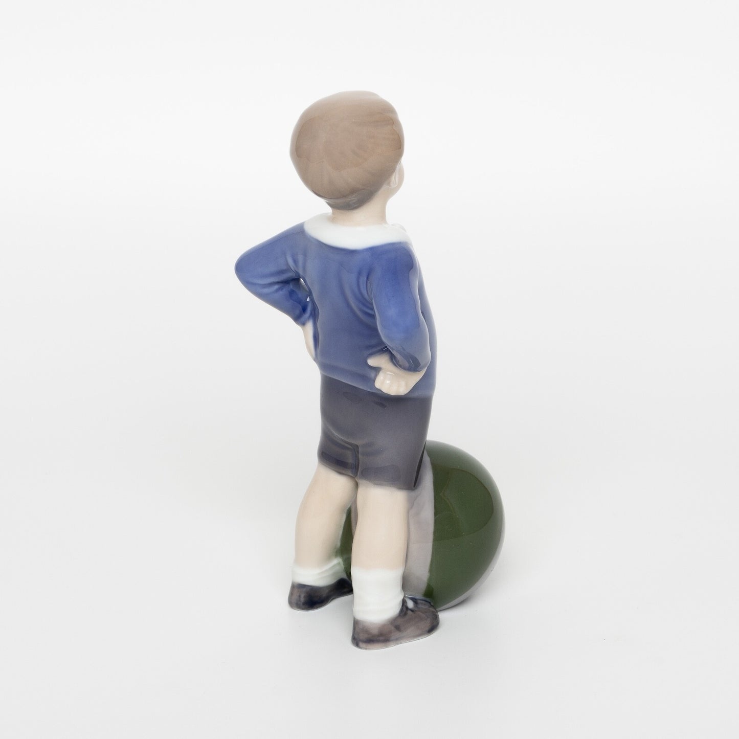 STATUINA PORCELLANA ROYAL COPENHAGEN "Bambino con Palla" COD 3542 CM. 17x7