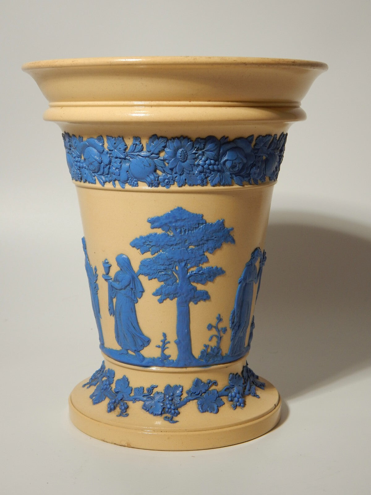 WEDGWOOD ANTICO VASO CERAMICA CREMA CON BASSORILIEVO CLASSICO IN JASPER AZZURRO