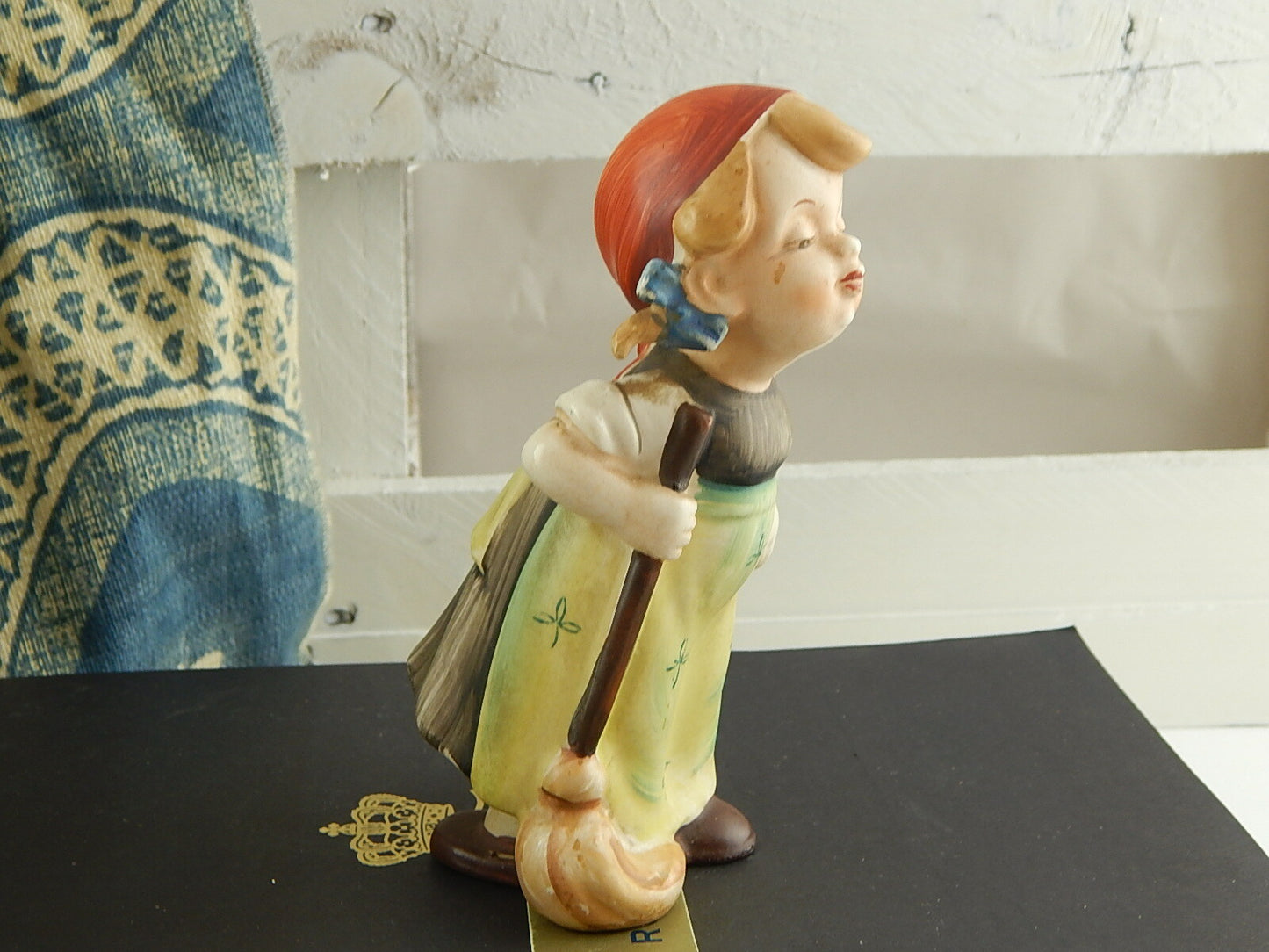 INTROVABILE STILE HUMMEL STATUINA CERAMICA BAMBINA CON SCOPA 1956 L&M COPYRIGHT