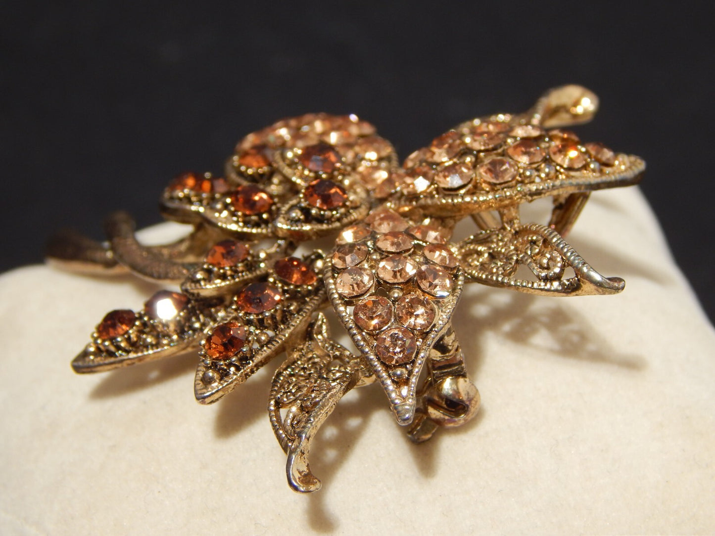 VINTAGE BIJOUX ELEGANTE SPILLA A FIORE CON CRISTALLI META' 900