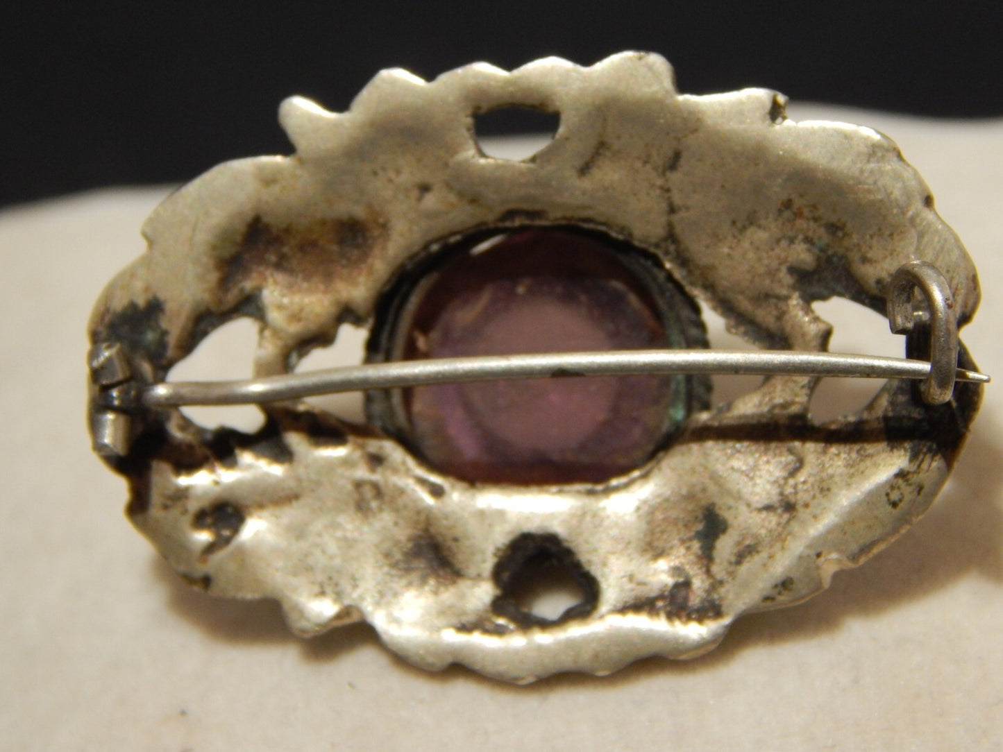 ANTICA SPILLA ART DECO ARGENTATA CON CRISTALLO COLOR AMETISTA