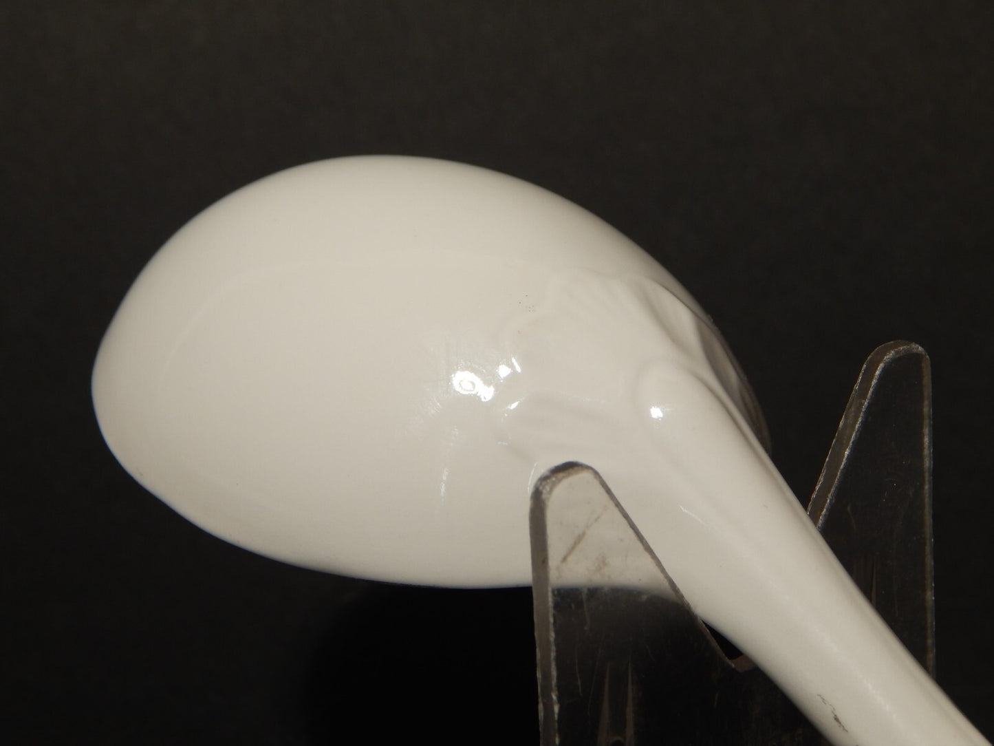 ANTICO RARO CUCCHIAIO DA SALSIERA IN PORCELLANA BIANCA CON DECORO IN ORO