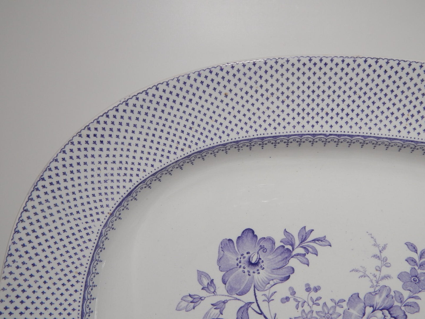 ANTICO GRANDE VASSOIO CERAMICA STAFFORDSHIRE PRIMAVESI 1860 ERMINE BORDER VIOLA