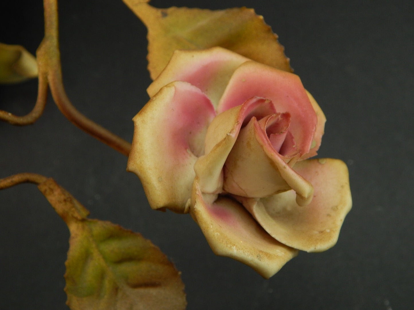 APPLIQUE 1 FUOCO ANTICA LIBERTY FERRO BATTUTO E ROSE CERAMICA POLICROME #1731