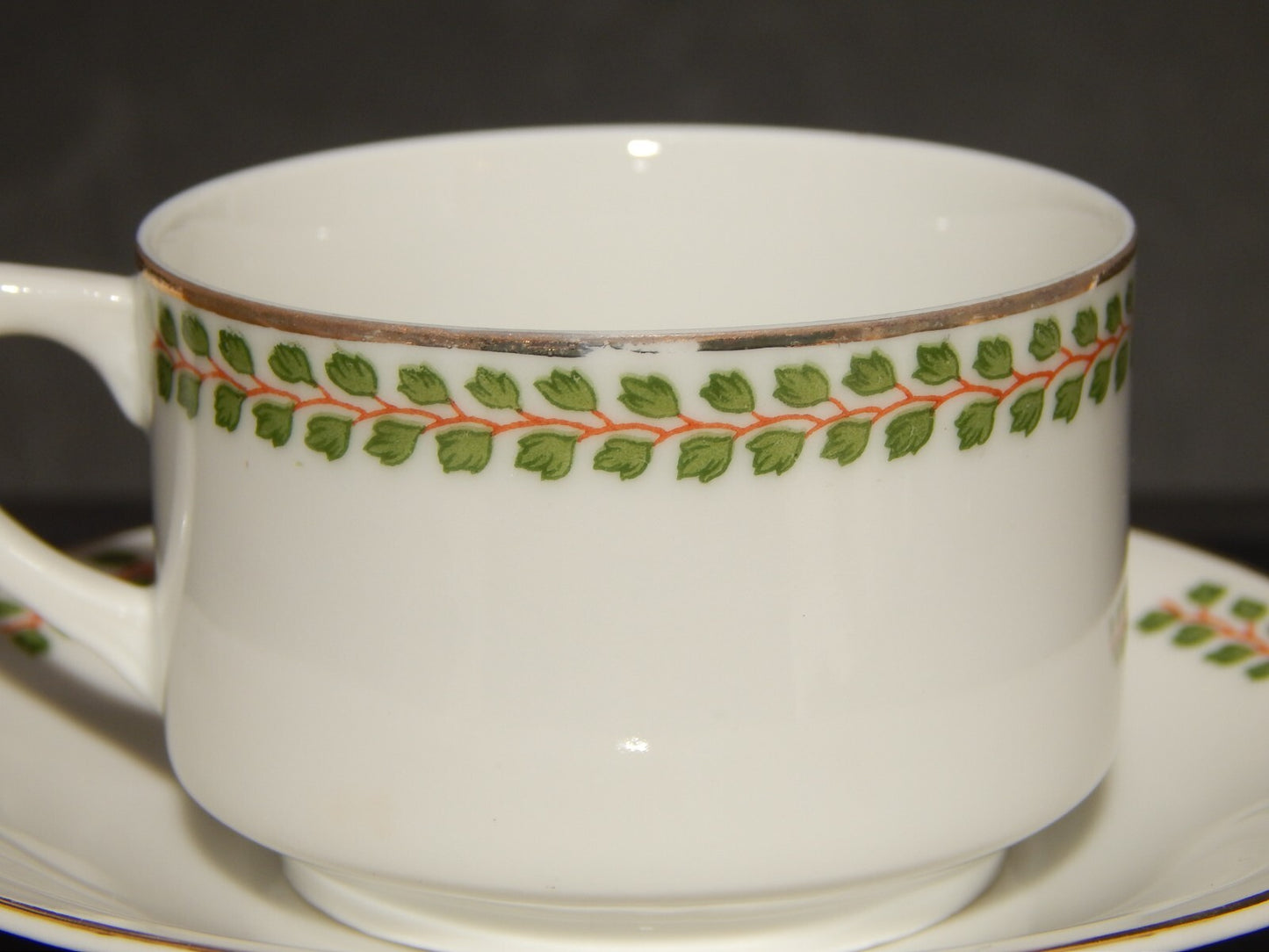 ANTICA TAZZINA CAFFÈ PORCELLANA BIANCA GHIRLANDE PICCOLE FOGLIE VERDI