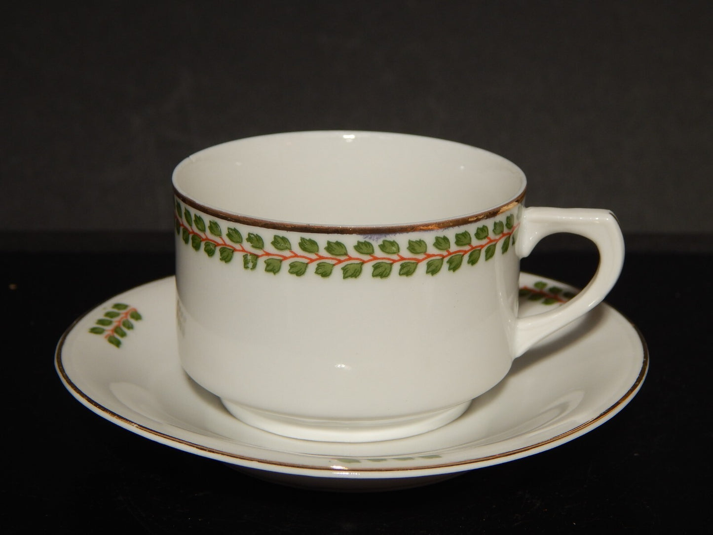 ANTICA TAZZINA CAFFÈ PORCELLANA BIANCA GHIRLANDE PICCOLE FOGLIE VERDI difetto