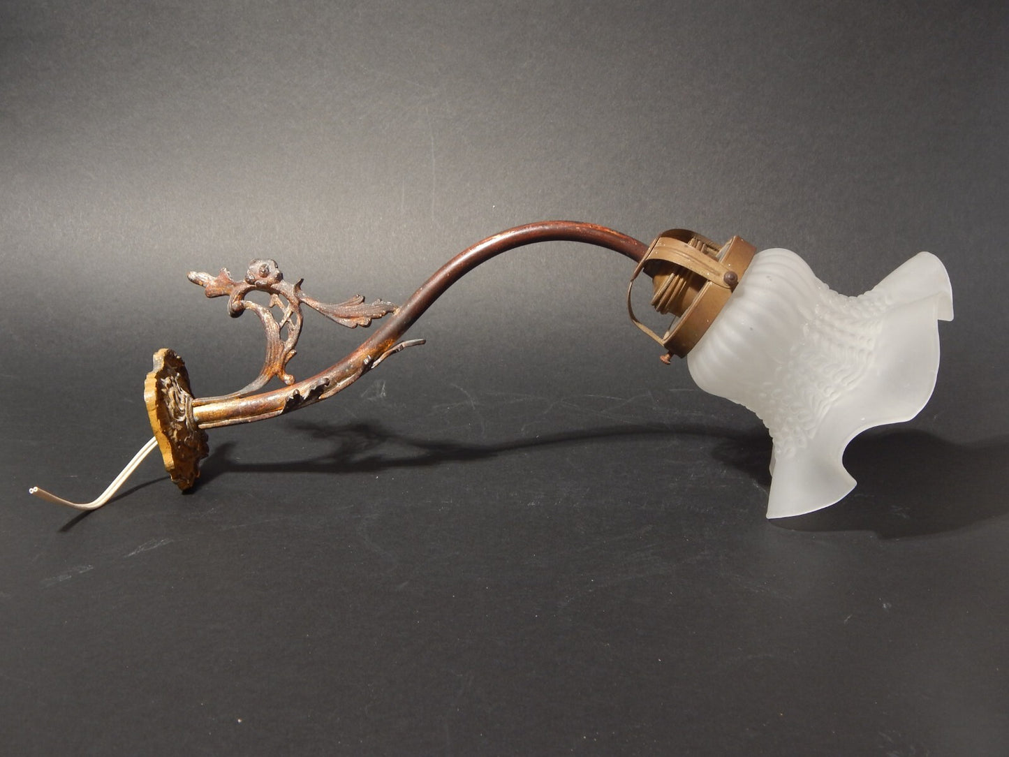 ANTICA LIBERTY APPLIQUE LAMPADA PARETE OTTONE TULIP IN VETRO SATINATO