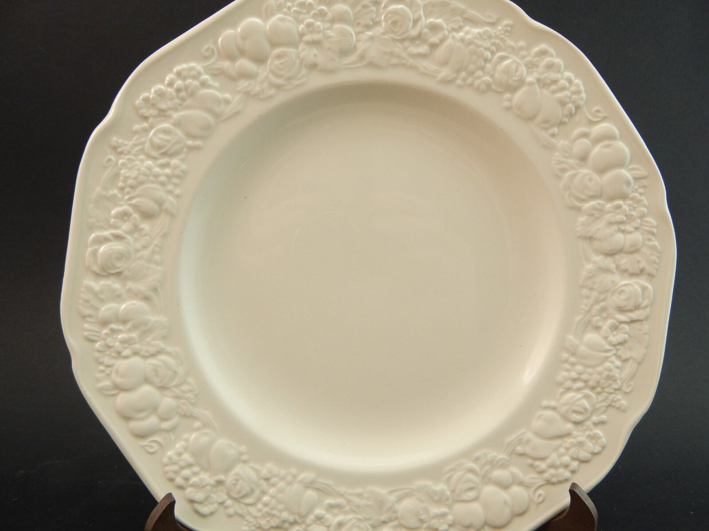 VINTAGE PIATTO CERAMICA BIANCA BARBOTINE CROWN DUCAL A. G. RICHARDSON