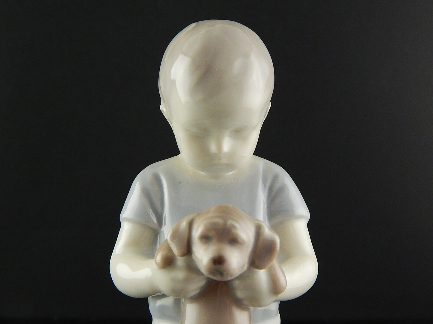 ROYAL COPENHAGEN BING&GRONDAHL STATUINA PORCELLANA RAGAZZO CON BASSOTTO DIFETTO