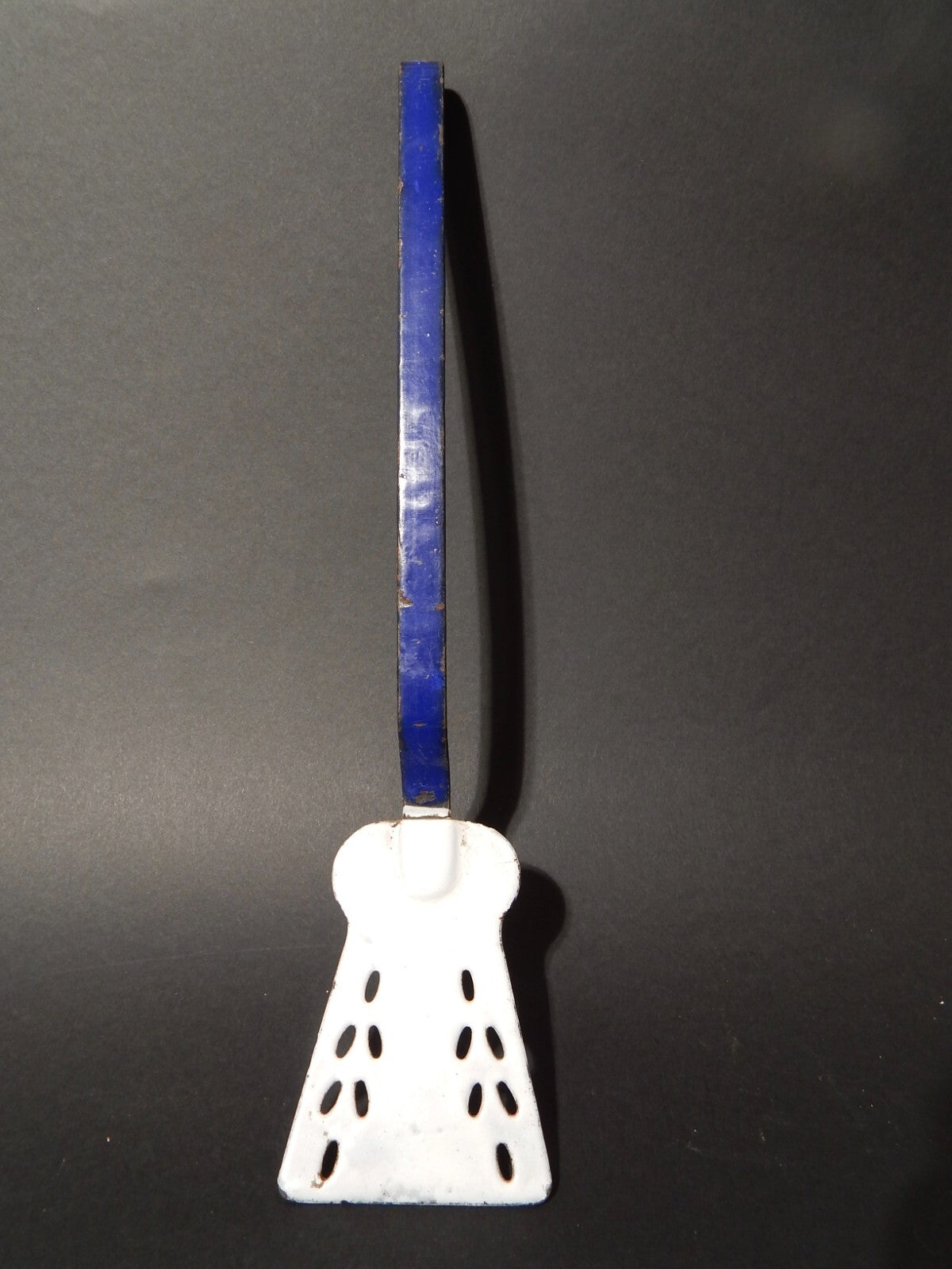 ANTICA PALETTA FORATA IN METALLO SMALTATO BIANCO BLU SHABBY COUNTRY KITCHEN