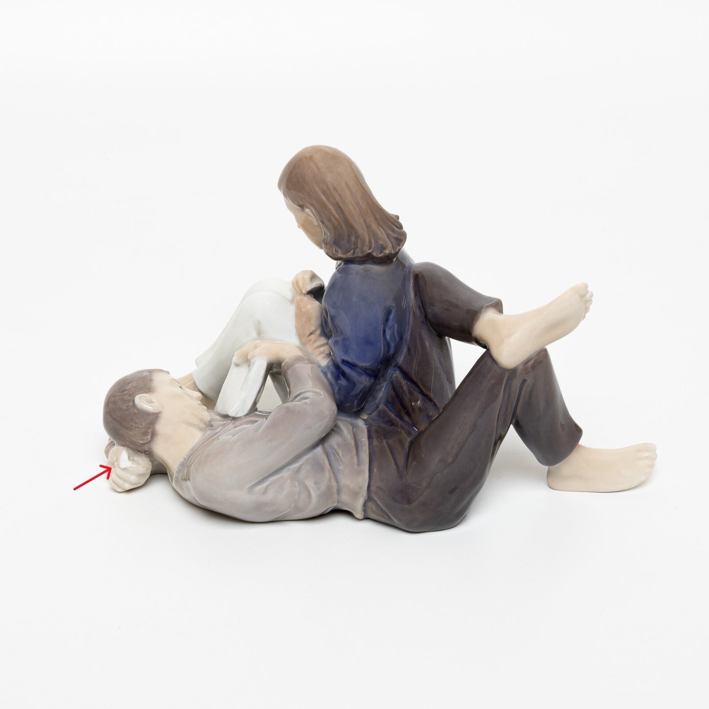 STATUINA PORCELLANA ROYAL COPENHAGEN "Ragazzi Leggono " COD 4649 11x18x11 DIFETT